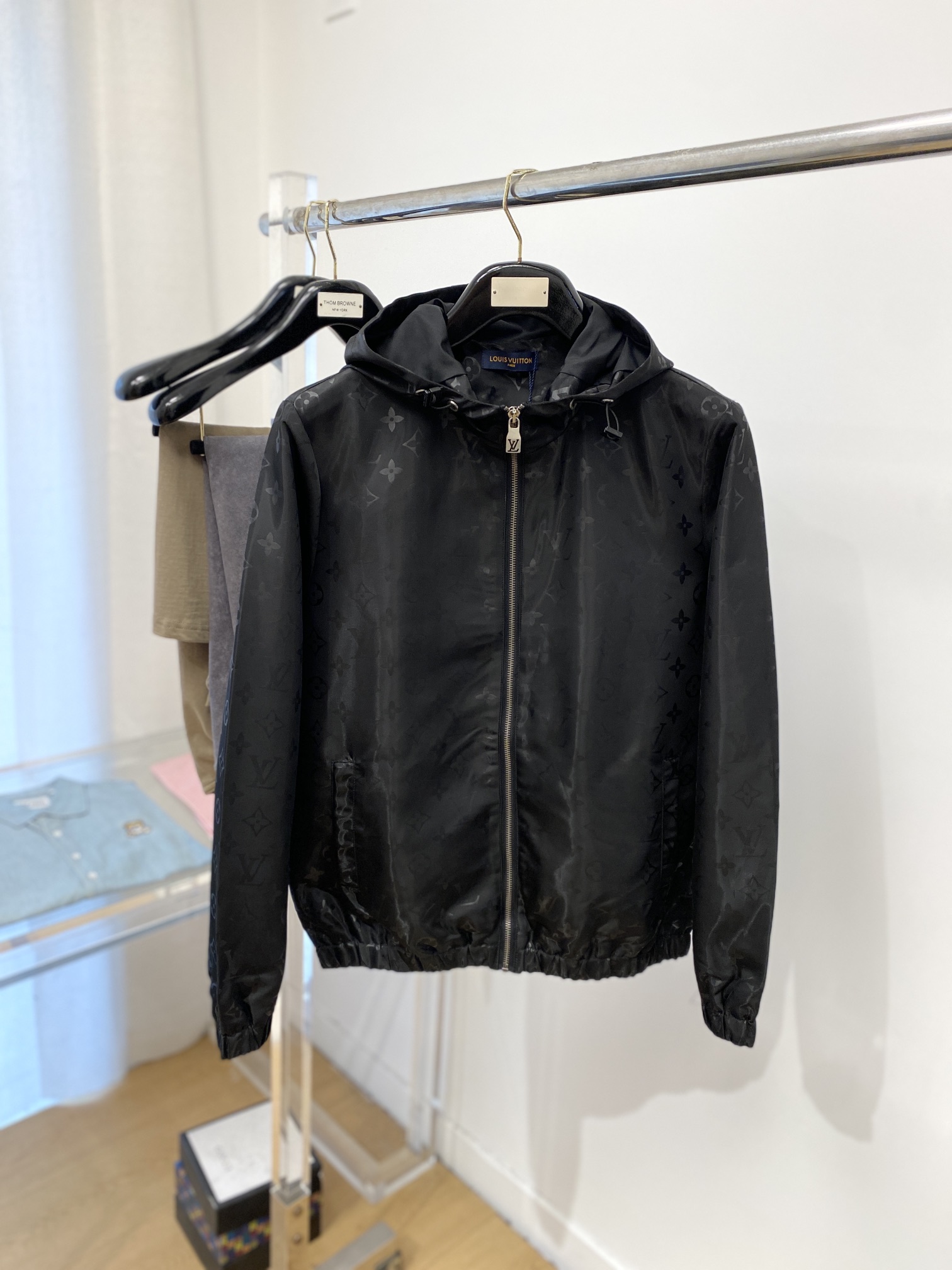 NO:124924,Louis Vuitton, 2025 new jacket jacket, fashionable and handsome, simple and versatile, top digital positioning printed pattern letter logo, customized original fabric, not only crisp, maintains the trendy silhouette, and is comfortable to wear, and the yarn is more delicate, code number M-3XL, louis vuitton, jackets & coats, jackets & coats, alexander wang19860909路易威登、2025新品夹克外套,时尚帅气,简约百搭款,顶级数码定位印花图案字母logo,定制原版面料,不仅挺括,保持潮流的廓形,又穿着舒适,纱织更细腻,码数M-3XL,,louis vuitton,jackets & coats,jackets & coats,alexander wang,Men's clothing