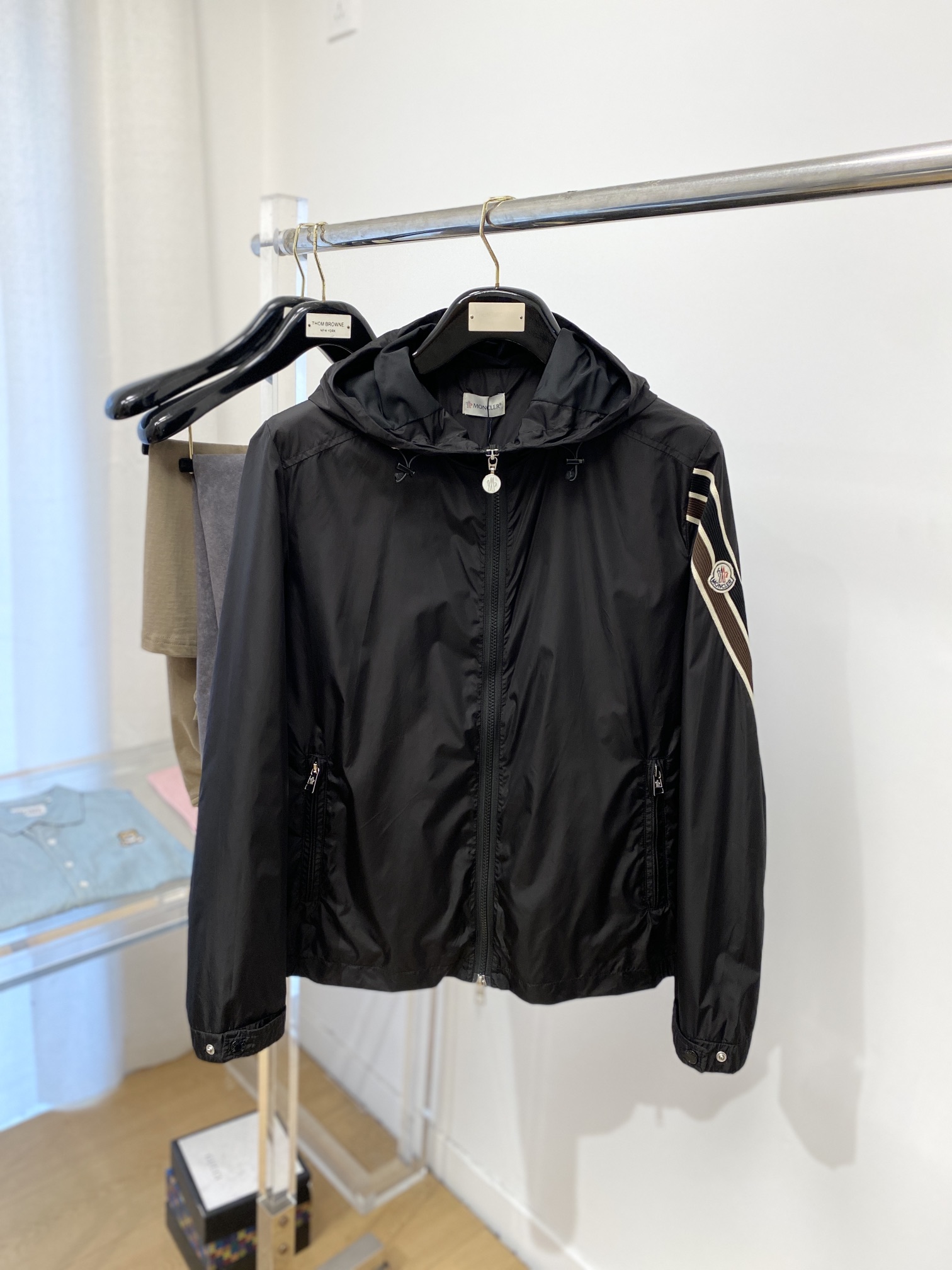 NO:124919,The cover, 2025 new jacket jacket, fashionable and handsome, simple and versatile style, cuff embroidery decorative pattern logo, customized original fabric, not only crisp, maintains the trendy silhouette, and is comfortable to wear, the yarn weaving is more delicate, the number M-3XL, Moncler, jackets & coats, jackets & coats, alexander wang19860909蒙口、2025新品夹克外套,时尚帅气,简约百搭款,袖口刺绣装饰图案logo,定制原版面料,不仅挺括,保持潮流的廓形,又穿着舒适,纱织更细腻,码数M-3XL,,Moncler,jackets & coats,jackets & coats,alexander wang,Men's clothing