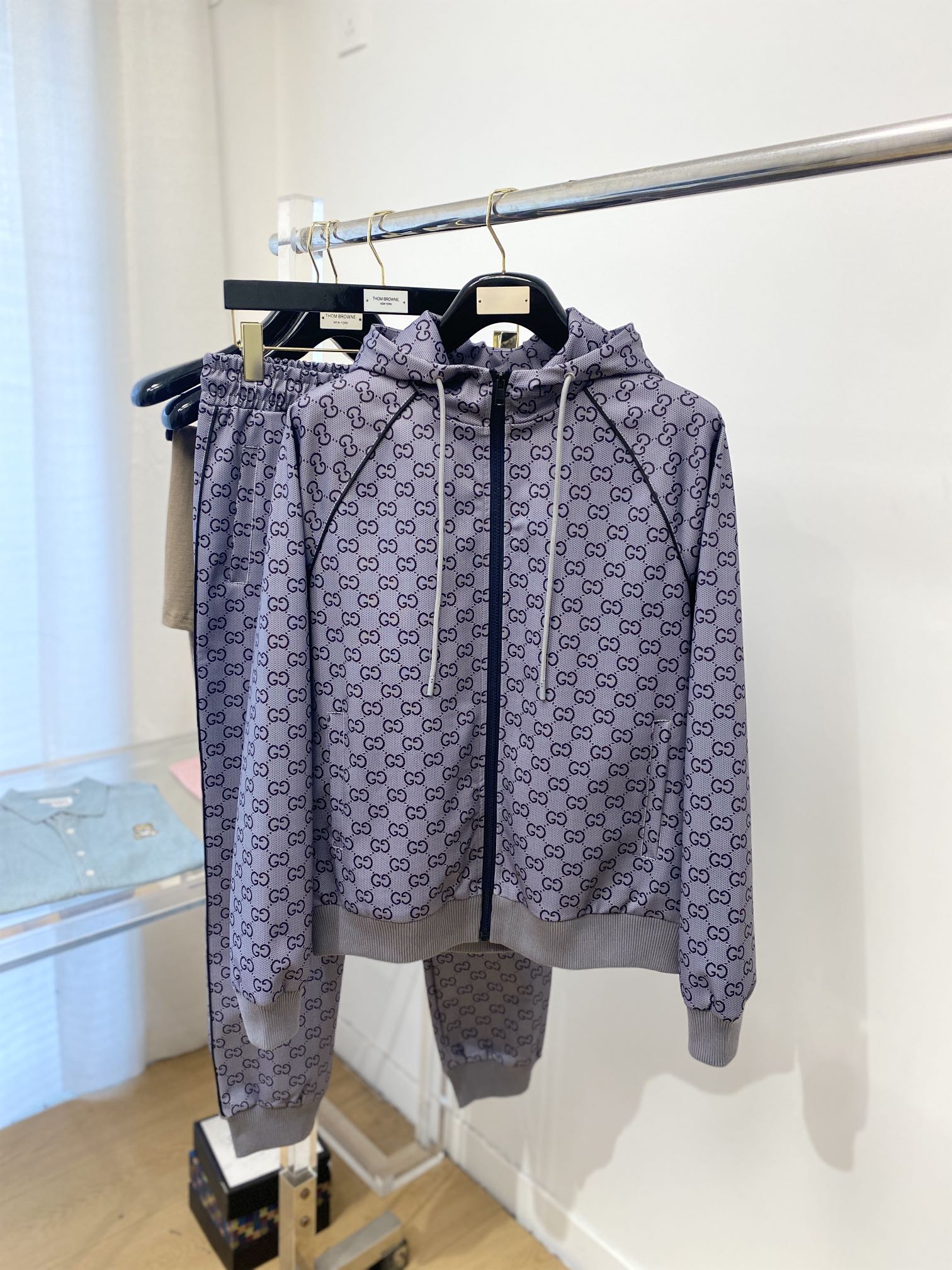 NO:124935,Guqi, the latest products in 2025, fashionable and casual suits, top-grade original fabrics, comfortable to wear, good moisture absorption and breathability, and extremely high color fastness!  Both the inside and the outside are very good.19860909古奇、 2025最新品,时尚休闲套装,顶级原版面料打造,穿着舒适,吸湿性透气性都非常良好,色牢度超高！无论内搭还是外穿都非常出彩码数M-3XL,,alexander wang,Men's clothing