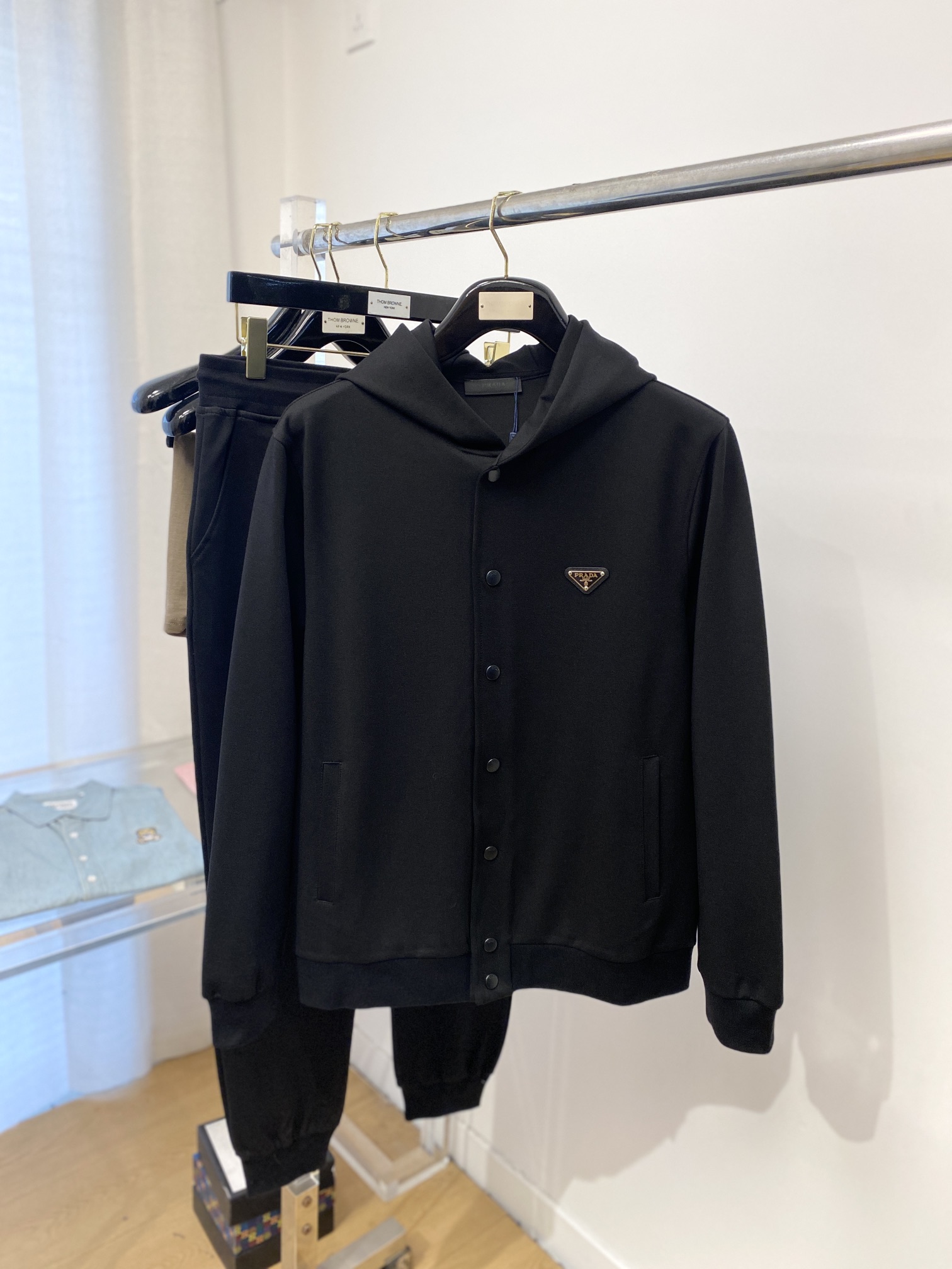 NO:124938,Prada, the latest products in 2025, fashionable and casual suits, top-grade original fabrics, comfortable to wear, good moisture absorption and breathability, and super high color fastness!  Both the inside and the outside are very good.19860909普拉达、 2025最新品,时尚休闲套装,顶级原版面料打造,穿着舒适,吸湿性透气性都非常良好,色牢度超高！无论内搭还是外穿都非常出彩码数M-3XL,,prada,alexander wang,Men's clothing