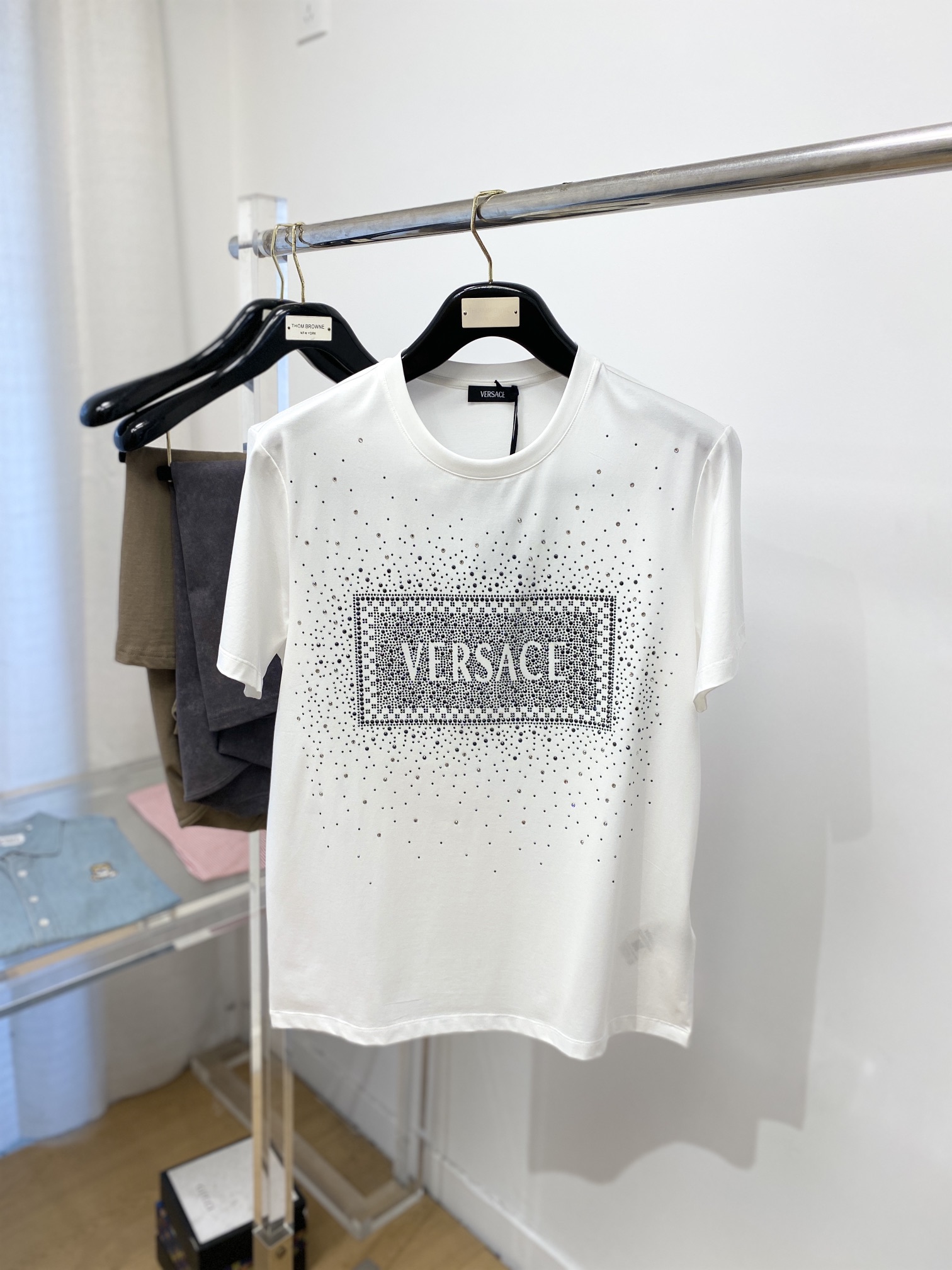 NO:124972,Versace, the latest short-sleeved T-shirt in 2025, handsome and fashionable, top-grade hot-diamond letter logo on the chest, simple and versatile style. The fabric cotton is not only crisp, maintains the trendy silhouette, but also comfortable to wear, and the yarn is more delicate, the number M-3XL, versace, T-shirt, tees, t-shirt, alexander wang19860909范思哲、2025最新款短袖T恤,帅气时尚,胸前顶级烫钻字母logo,简约百搭款.面料棉 不仅挺括,保持潮流的廓形,又穿着舒适,纱织更细腻,码数M-3XL,,versace,T-shirt,tees，t-shirt,alexander wang,Men's clothing