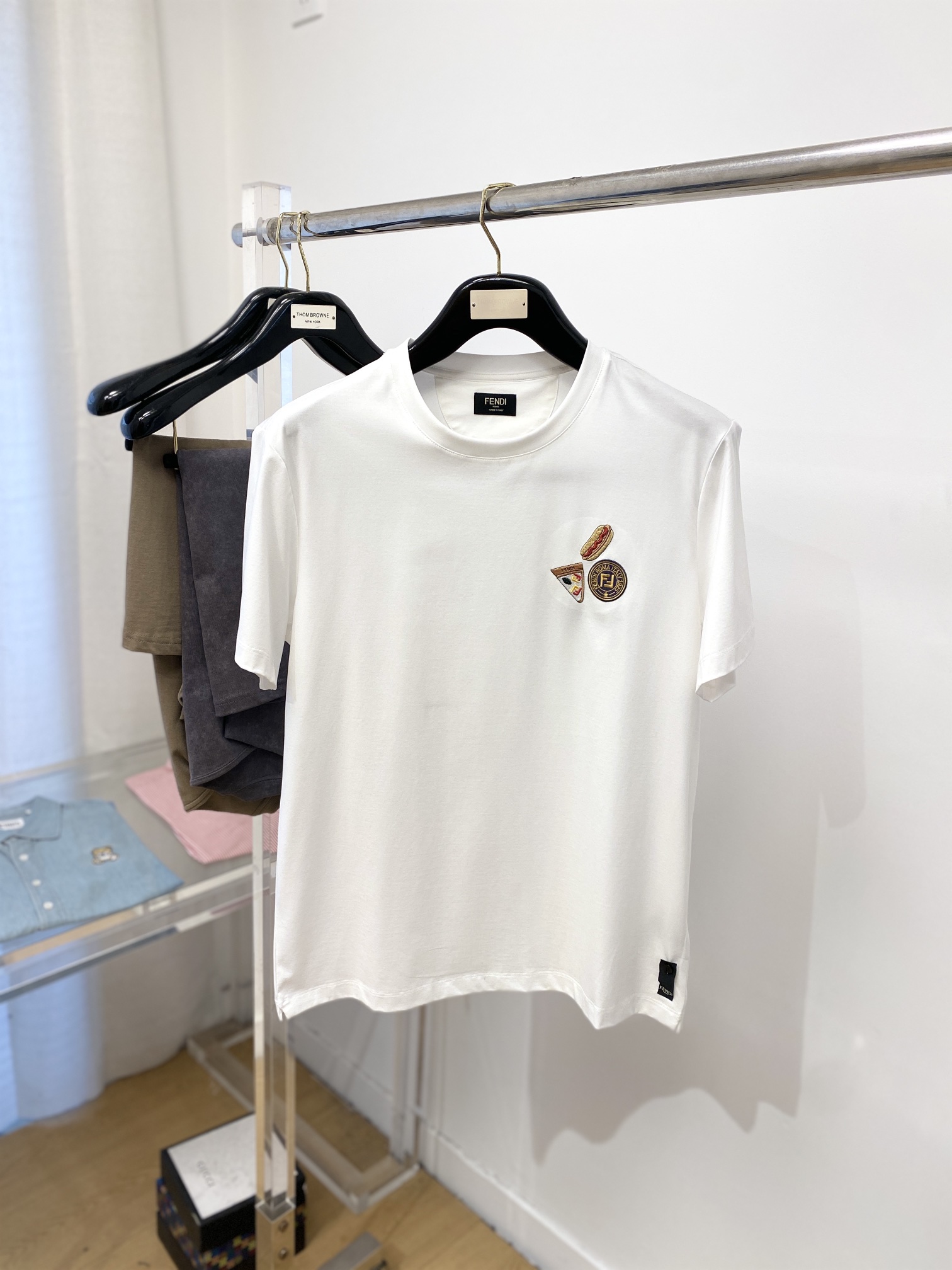 NO:124969,Fendi, the latest short-sleeved T-shirt in 2025, handsome and fashionable, exquisite embroidered pattern letter logo on the chest, simple and versatile style. The fabric cotton is not only crisp, maintains the trendy silhouette, but also comfortable to wear, and the yarn is more delicate, the number M-3XL, fendi, T-shirt, tees, t-shirt, alexander wang19860909芬迪、2025最新款短袖T恤,帅气时尚,胸前精致刺绣图案字母logo,简约百搭款.面料棉 不仅挺括,保持潮流的廓形,又穿着舒适,纱织更细腻,码数M-3XL,,fendi,T-shirt,tees，t-shirt,alexander wang,Men's clothing