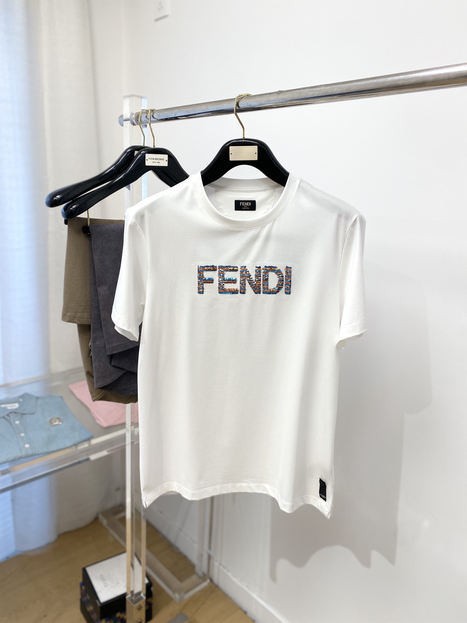 NO:124966,Fendi, the latest short-sleeved T-shirt in 2025, handsome and fashionable, with letter logo on the chest, simple and versatile style. The fabric cotton is not only crisp, maintains the trendy silhouette, but also comfortable to wear, and the yarn is more delicate, the number M-3XL, fendi, T-shirt, tees, t-shirt, alexander wang19860909芬迪、2025最新款短袖T恤,帅气时尚,胸前装饰字母logo,简约百搭款.面料棉 不仅挺括,保持潮流的廓形,又穿着舒适,纱织更细腻,码数M-3XL,,fendi,T-shirt,tees，t-shirt,alexander wang,Men's clothing