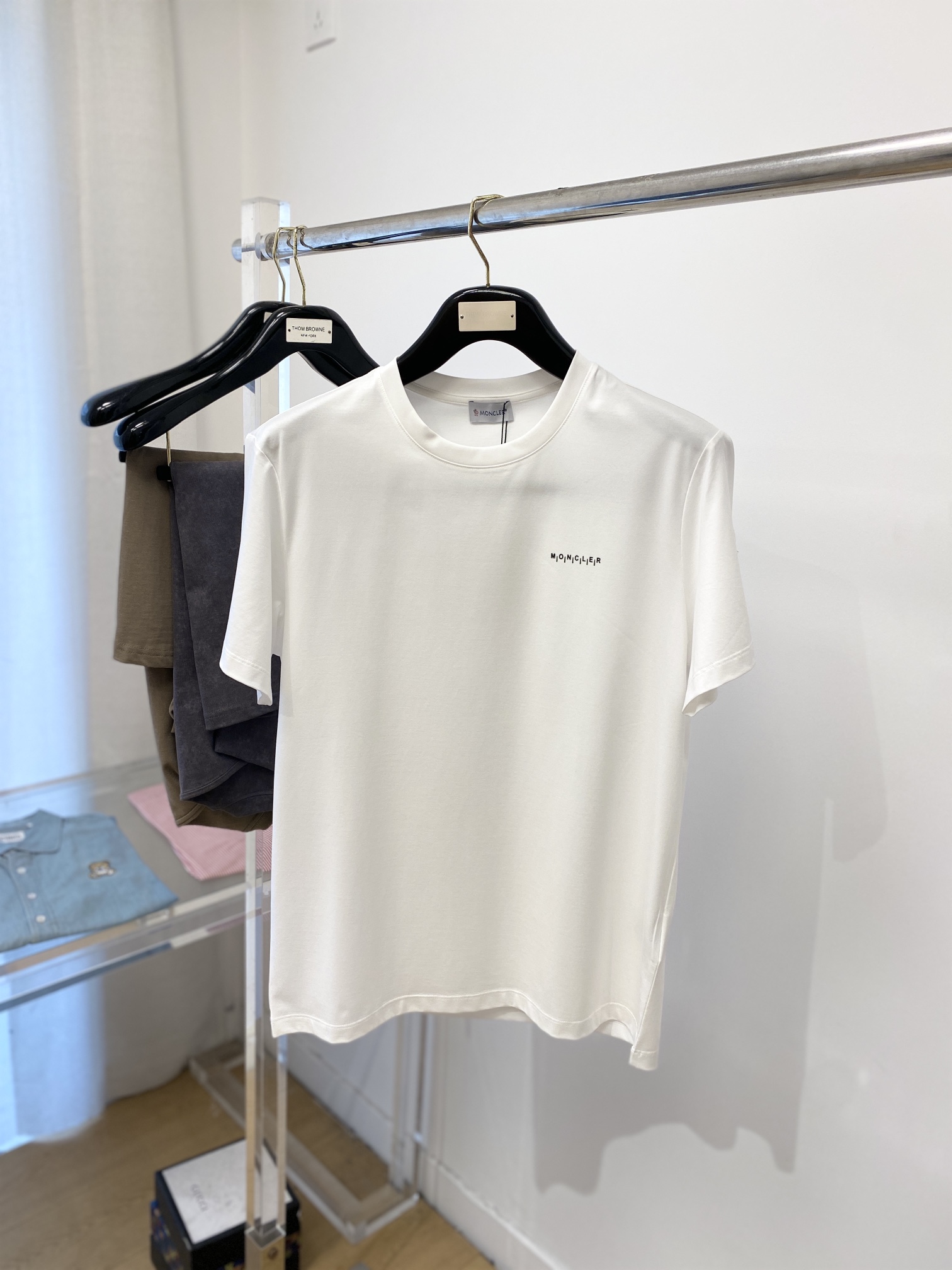 NO:124957,The latest short-sleeved T-shirt in 2025, handsome and fashionable, top-grade printed letter logo on the chest, simple and versatile style. The fabric cotton is not only crisp, maintains the trendy silhouette, but also comfortable to wear, and the yarn is more delicate, the number M-3XL, Moncler, T-shirt, tees, t-shirt, alexander wang19860909蒙口、2025最新款短袖T恤,帅气时尚,胸前顶级印胶字母logo,简约百搭款.面料棉 不仅挺括,保持潮流的廓形,又穿着舒适,纱织更细腻,码数M-3XL,,Moncler,T-shirt,tees，t-shirt,alexander wang,Men's clothing