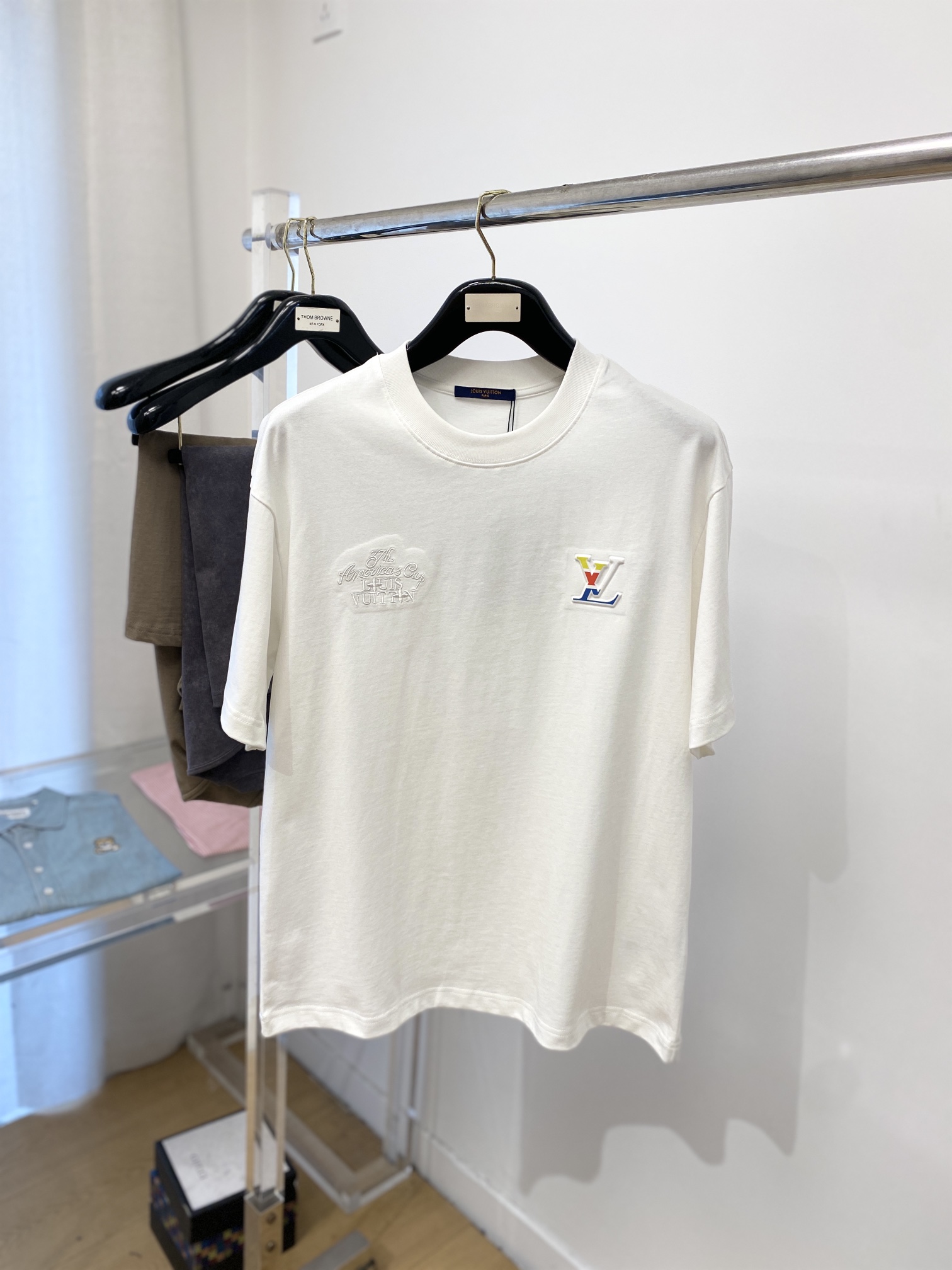 NO:124942,Louis Vuitton, the latest short-sleeved T-shirt in 2025, handsome and fashionable, with concave and convex letter logo on the chest, simple and versatile style. The fabric cotton is not only crisp, maintains the trendy silhouette, but also comfortable to wear, and the yarn is more delicate, S-XL,,louis vuitton, T-shirt,tees, t-shirt,alexander wang19860909路易威登、2025最新款短袖T恤,帅气时尚,胸前设计凹凸字母logo,简约百搭款.面料棉 不仅挺括,保持潮流的廓形,又穿着舒适,纱织更细腻,码数S-XL,,louis vuitton,T-shirt,tees，t-shirt,alexander wang,Men's clothing