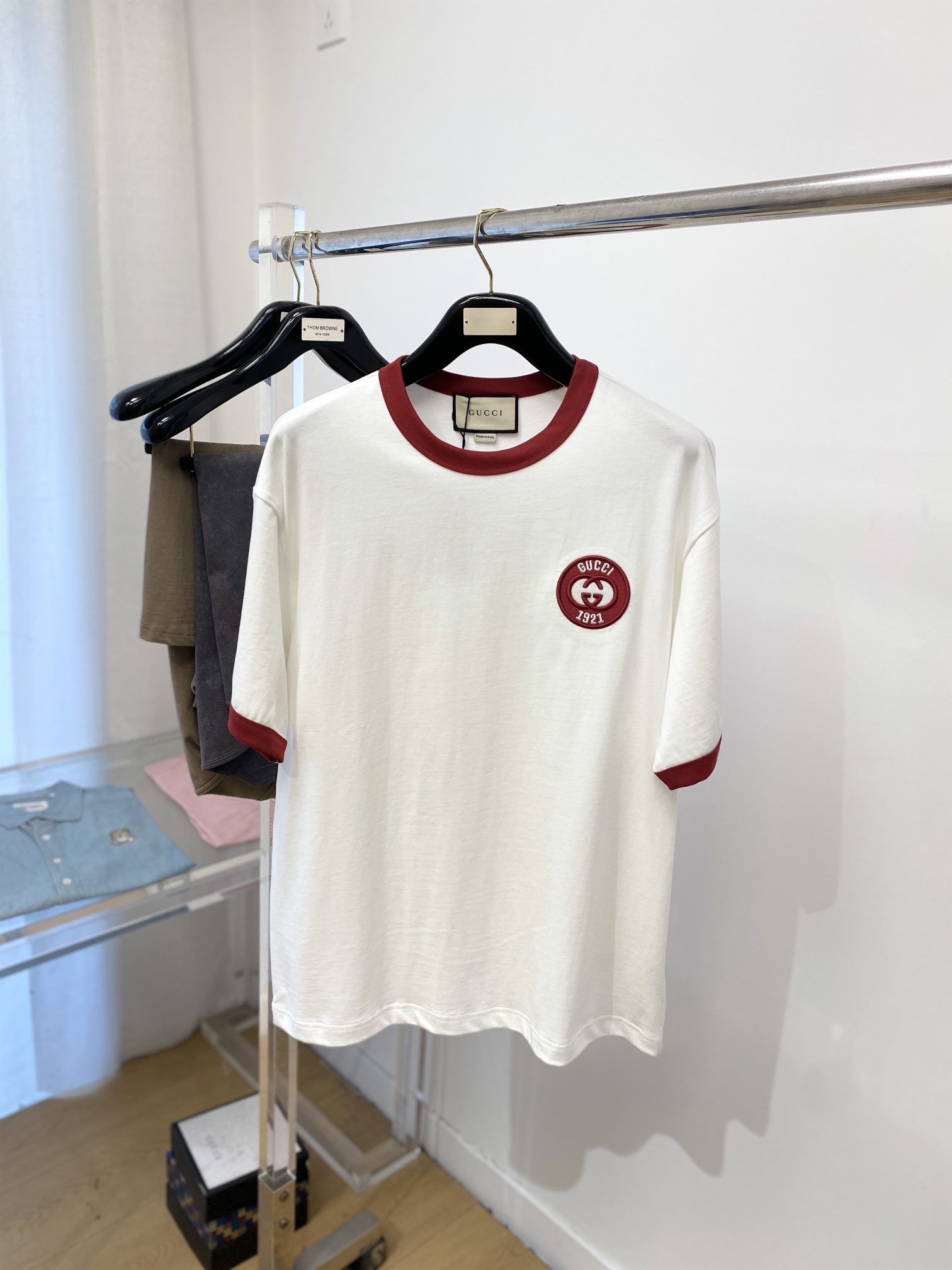 NO:124946,Guqi, the latest short-sleeved T-shirt in 2025, handsome and fashionable, exquisite embroidered letter logo on the chest, simple and versatile style. The fabric cotton is not only crisp, maintains the trendy silhouette, but also comfortable to wear, and the yarn is more delicate, S-XL, T-shirt,tees, t-shirt,alexander wang19860909古奇、2025最新款短袖T恤,帅气时尚,胸前精致刺绣字母logo,简约百搭款.面料棉 不仅挺括,保持潮流的廓形,又穿着舒适,纱织更细腻,码数S-XL,,T-shirt,tees，t-shirt,alexander wang,Men's clothing