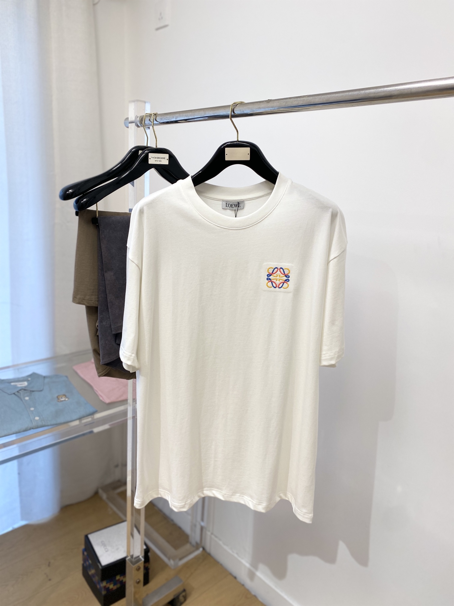 NO:124948,Luo Yiwei, the latest short-sleeved T-shirt in 2025, handsome and fashionable, exquisite embroidered pattern logo on the chest, simple and versatile style. The fabric cotton is not only crisp, maintains the trendy silhouette, but also comfortable to wear, and the yarn is more delicate, S-XL, loewe, T-shirt, tees, t-shirt, alexander wang19860909罗意威、2025最新款短袖T恤,帅气时尚,胸前精致刺绣图案logo,简约百搭款.面料棉 不仅挺括,保持潮流的廓形,又穿着舒适,纱织更细腻,码数S-XL,,loewe,T-shirt,tees，t-shirt,alexander wang,Men's clothing