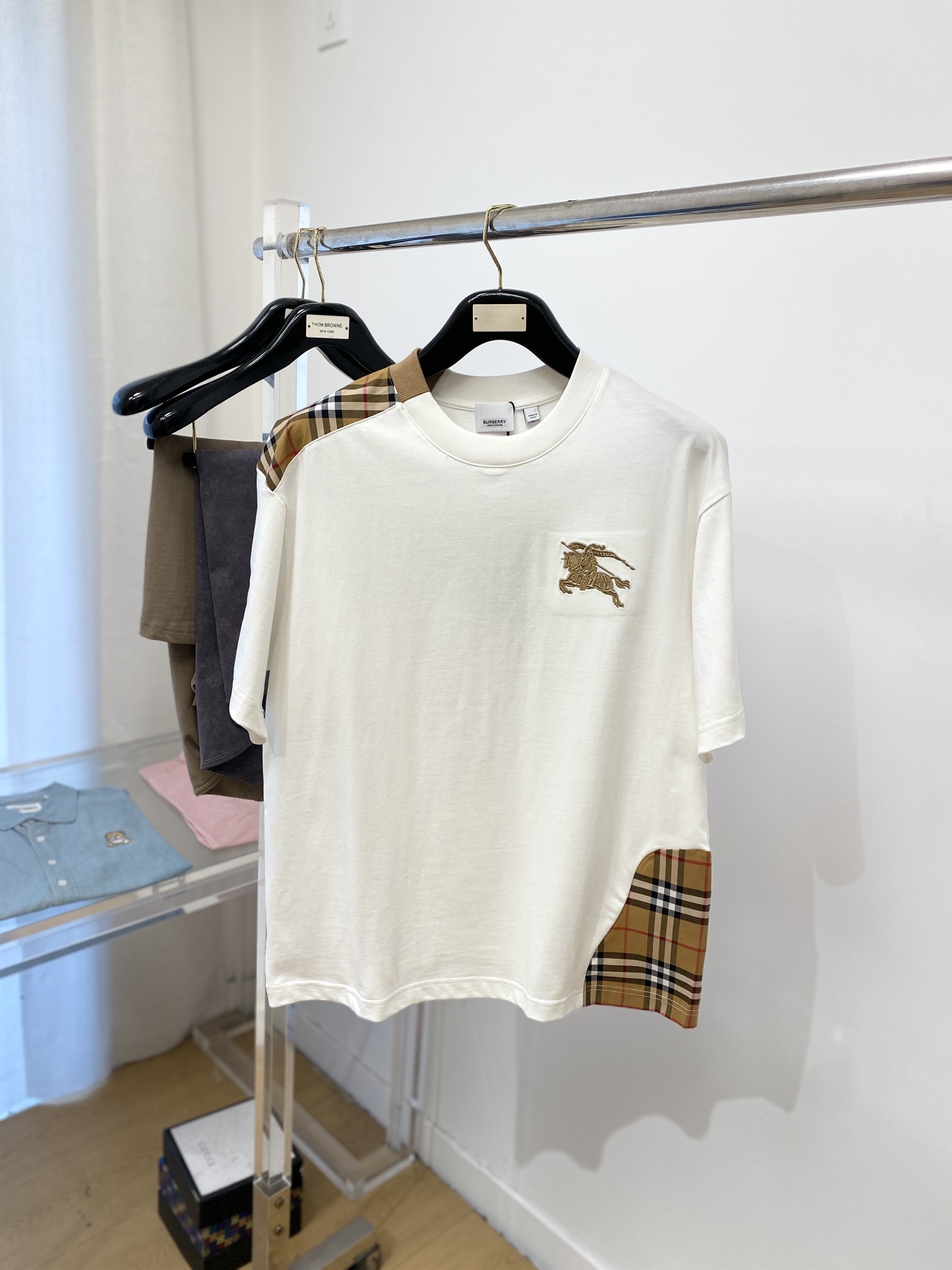 NO:124950,Burberry, the latest short-sleeved T-shirt in 2025, handsome and fashionable, exquisite embroidered pattern logo on the chest, simple and versatile style. The fabric cotton is not only crisp, maintains the trendy silhouette, but also comfortable to wear, and the yarn is more delicate, S-XL, burberry, T-shirt, tees, t-shirt, alexander wang19860909巴宝莉、2025最新款短袖T恤,帅气时尚,胸前精致刺绣图案logo,简约百搭款.面料棉 不仅挺括,保持潮流的廓形,又穿着舒适,纱织更细腻,码数S-XL,,burberry,T-shirt,tees，t-shirt,alexander wang,Men's clothing