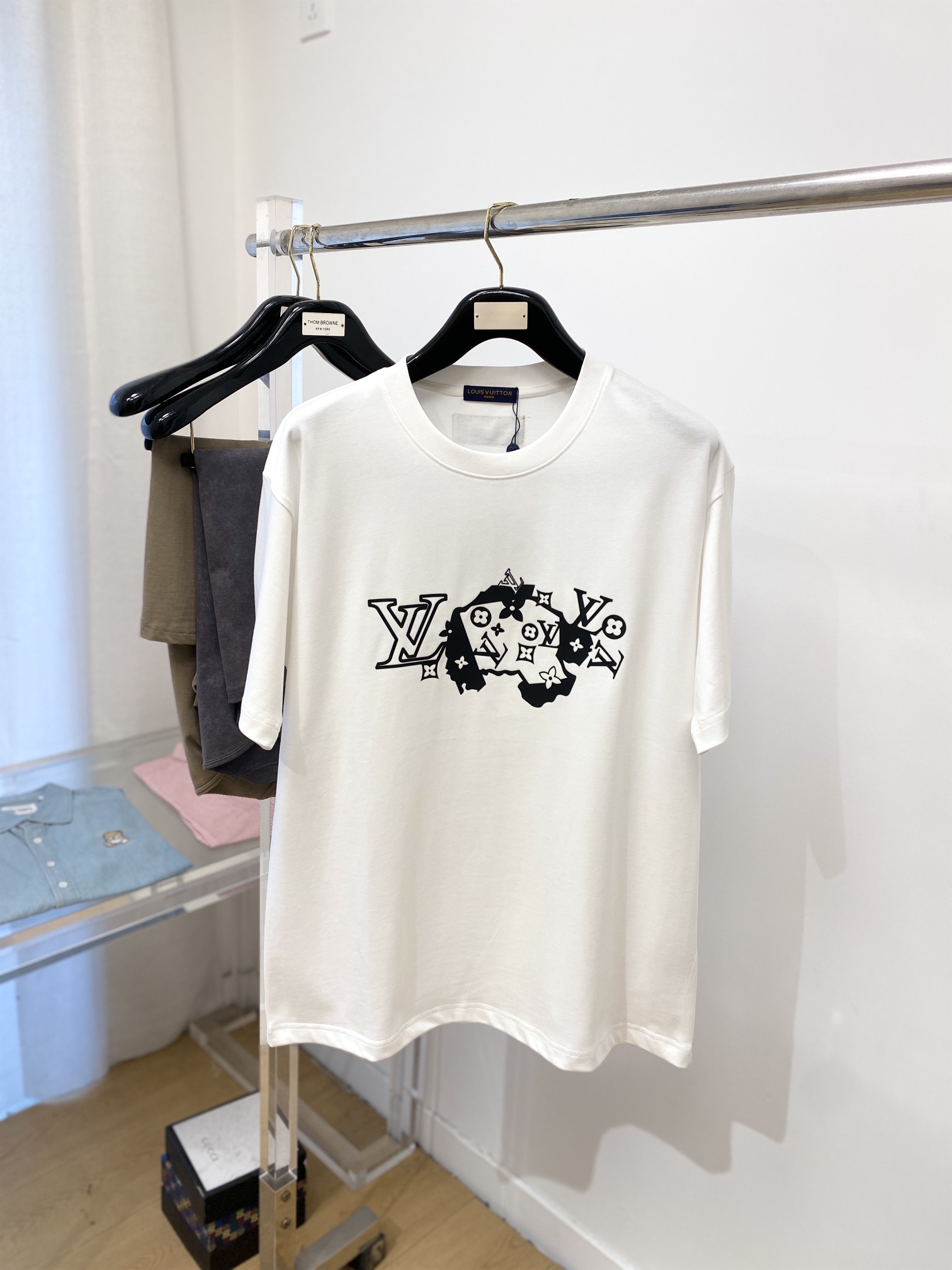 NO:124952,Louis Vuitton, the latest short-sleeved T-shirt in 2025, handsome and fashionable, top-grade glue-printed letter logo on the chest, simple and versatile style. The fabric cotton is not only crisp, maintains the trendy silhouette, but also comfortable to wear, and the yarn is more delicate, S-XL, louis vuitton, T-shirt, tees, t-shirt, alexander wang19860909路易威登、2025最新款短袖T恤,帅气时尚,胸前顶级印胶图案字母logo,简约百搭款.面料棉 不仅挺括,保持潮流的廓形,又穿着舒适,纱织更细腻,码数S-XL,,louis vuitton,T-shirt,tees，t-shirt,alexander wang,Men's clothing