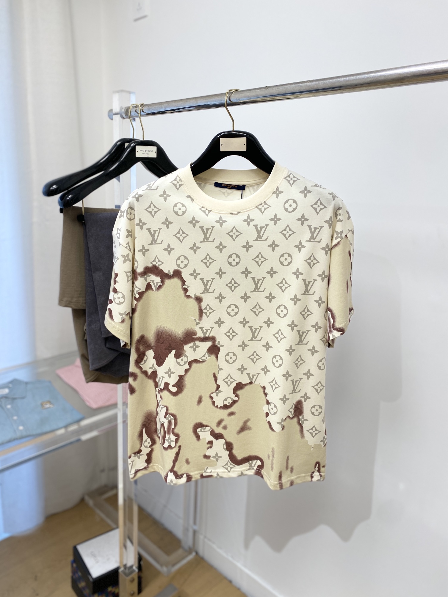 NO:124954,Louis Vuitton, the latest short-sleeved T-shirt in 2025, handsome and fashionable, top digital positioning printed pattern letter logo, simple and versatile style. Fabric cotton is not only crisp, maintains the trendy silhouette, but also comfortable to wear, and the yarn is more delicate, S-XL, louis vuitton, T-shirt, tees, t-shirt, alexander wang19860909路易威登、2025最新款短袖T恤,帅气时尚,顶级数码定位印花图案字母logo,简约百搭款.面料棉 不仅挺括,保持潮流的廓形,又穿着舒适,纱织更细腻,码数S-XL,,louis vuitton,T-shirt,tees，t-shirt,alexander wang,Men's clothing