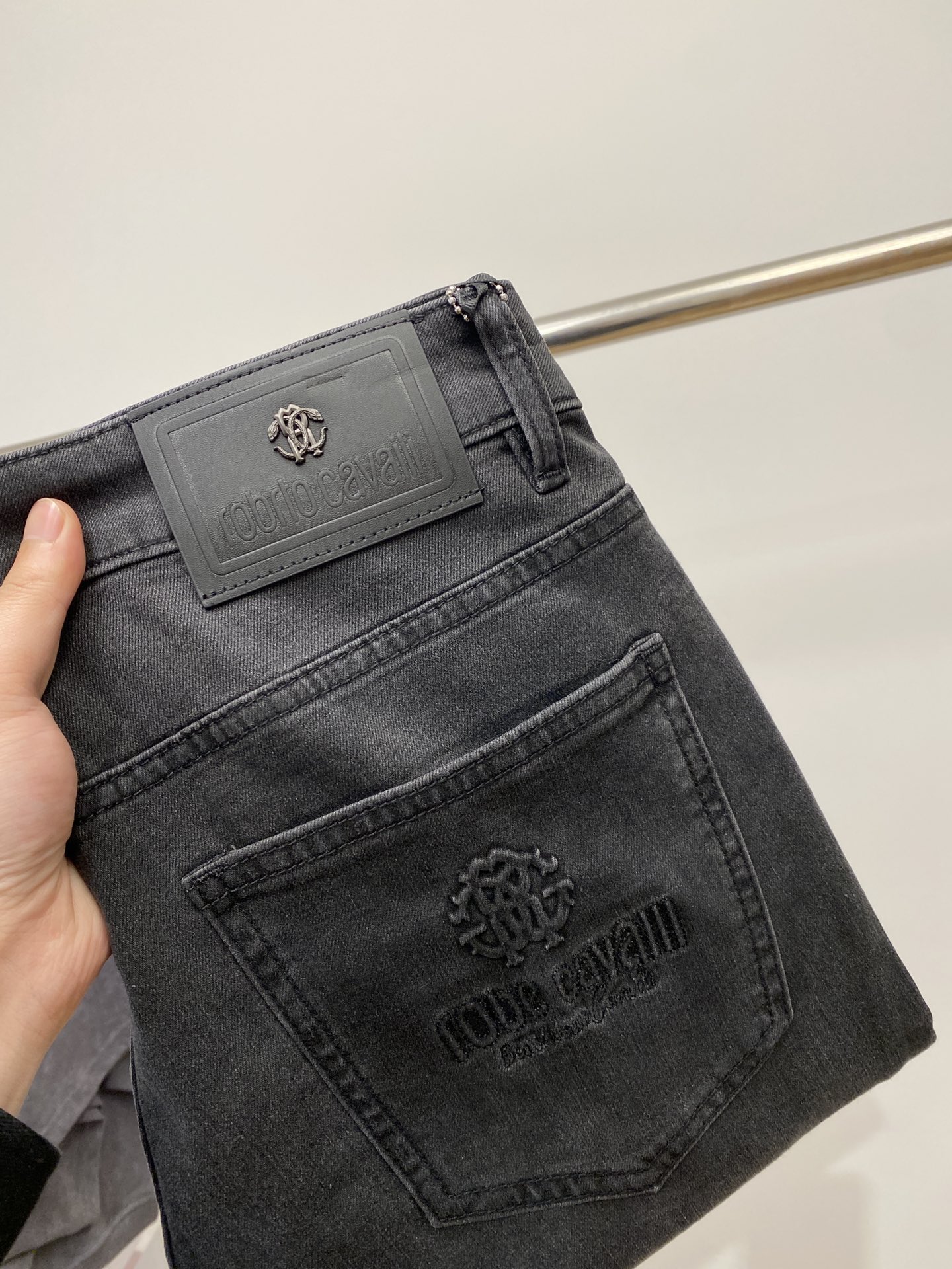 NO:124956,The latest products in 2025, the counter is available at the same time, original single-order goods, water-washed casual jeans, imported original washing elastic fabric, comfortable and elastic, original hardware and auxiliary decorative logo, super positive style, extremely high grade, counter quality, fashionable and stylish upper body, 28-38, jeans, alexander wang198609092025最新品,专柜同步有售,原单狠货,水洗休闲牛仔裤,进口原版水洗弹力面料,舒适有弹性,原版五金辅料装饰logo,版型超正,档次极高,专柜品质,上身时尚有型,码数28-38,,jeans,alexander wang,Men's clothing