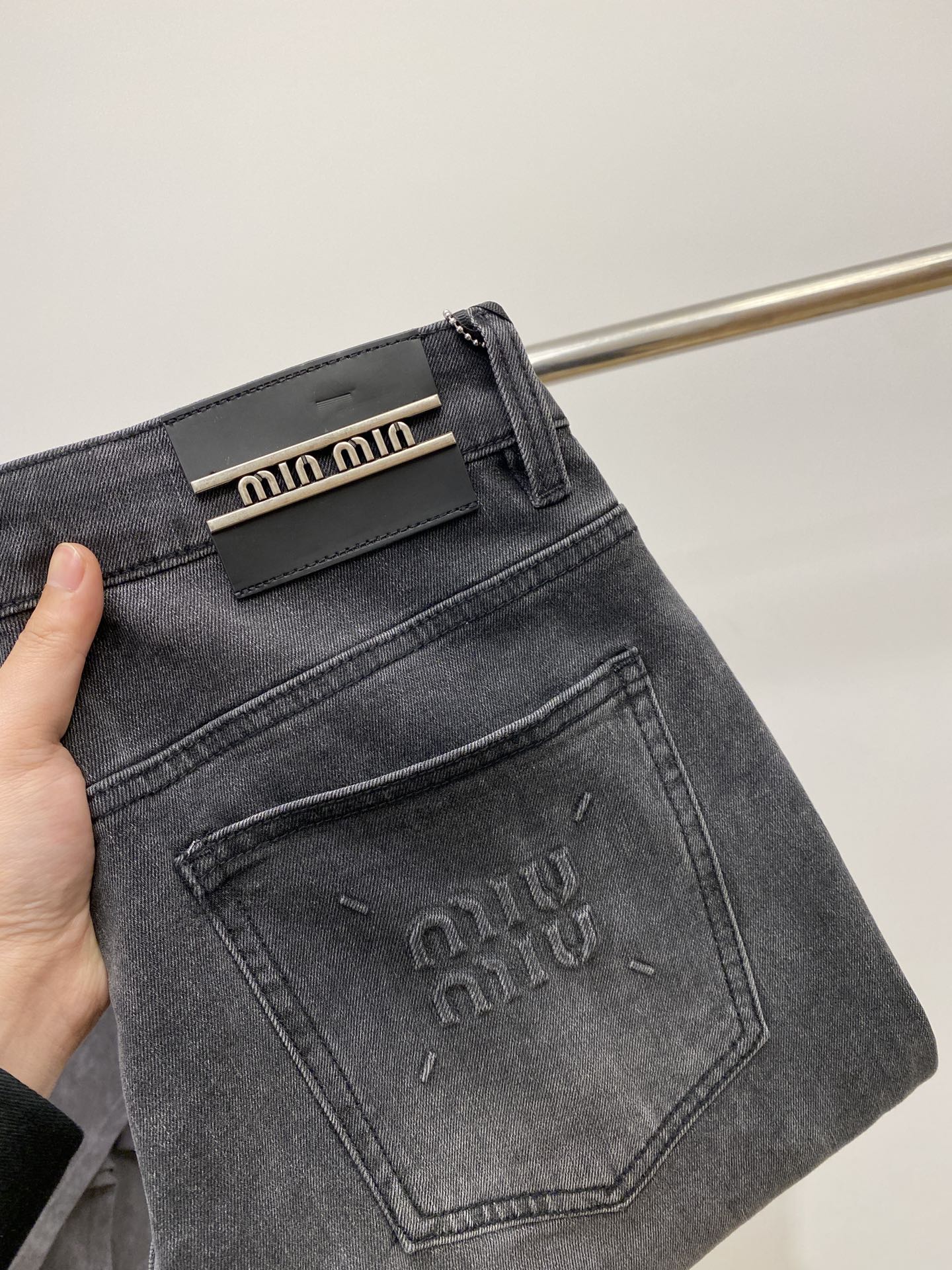 NO:124941,MIU MIU fashion brand, the latest products in 2025, the counter is available at the same time, original single product, washing casual jeans, imported original washing elastic fabric, comfortable and elastic, original hardware and auxiliary decorative logo, super positive style, extremely high grade, counter quality, fashionable and stylish upper body, 28-38,,miumiu, jeans, alexander wang19860909MIU MIU时尚潮牌、2025最新品,专柜同步有售,原单狠货,水洗休闲牛仔裤,进口原版水洗弹力面料,舒适有弹性,原版五金辅料装饰logo,版型超正,档次极高,专柜品质,上身时尚有型,码数28-38,,miumiu,jeans,alexander wang,Men's clothing