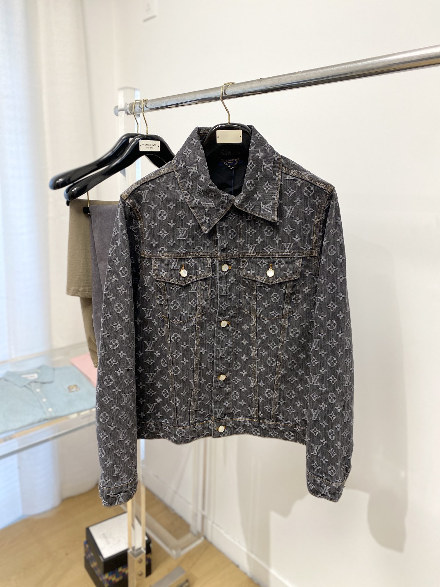 NO:126354,Louis Vuitton, new denim jacket, fashionable and handsome, simple and versatile, digital positioned embroidery pattern letter logo, customized original fabric, not only crisp, maintains the trendy silhouette, and is comfortable to wear, the yarn is more delicate, the number S-L,,louis vuitton, jackets & coats,alexander wang19860909路易威登、新品牛仔外套,时尚帅气,简约百搭款,数码定位刺绣图案字母logo,定制原版面料,不仅挺括,保持潮流的廓形,又穿着舒适,纱织更细腻,码数S- L,,louis vuitton,jackets & coats,alexander wang,Men's clothing