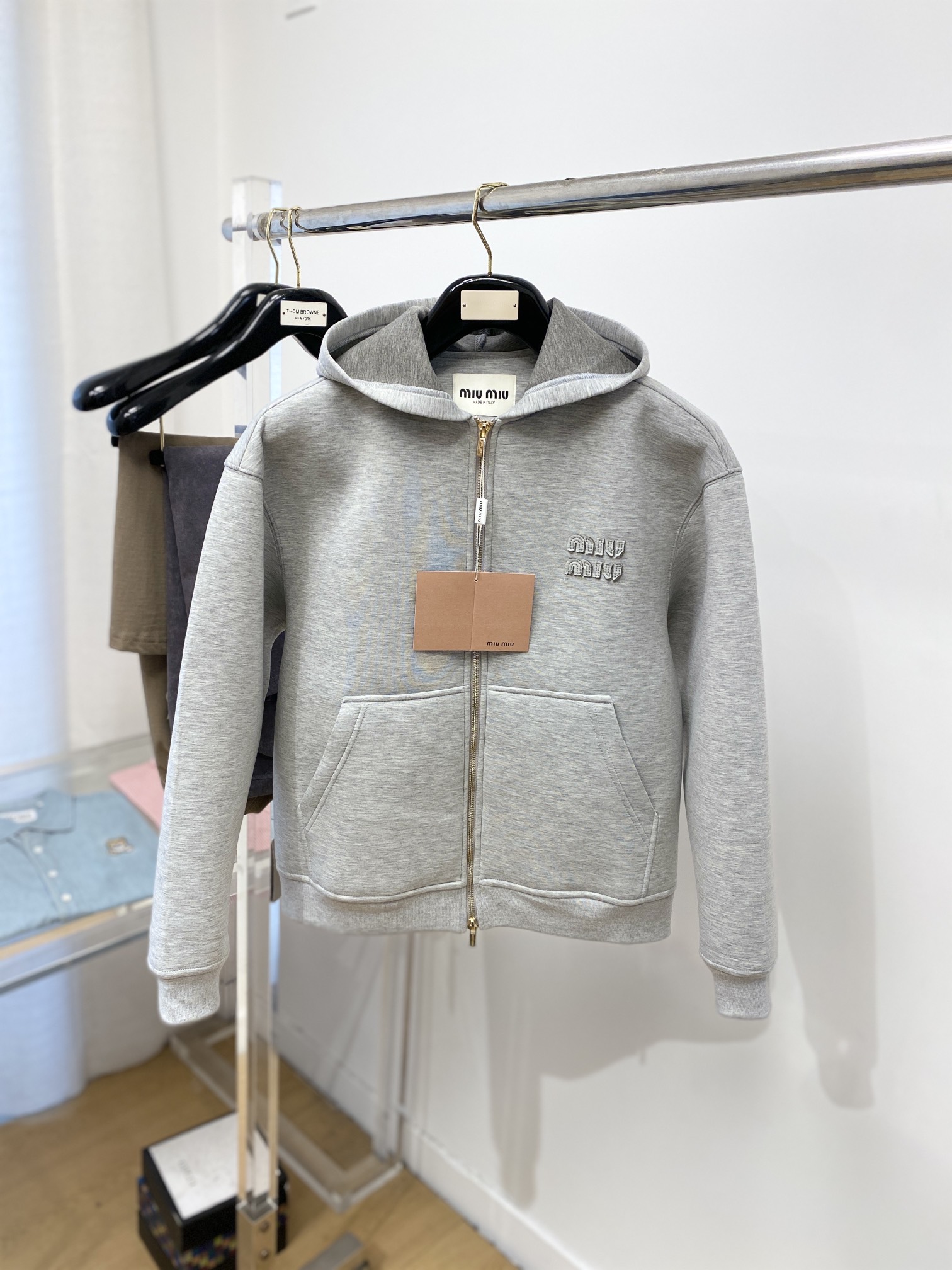 NO:126356,MIU MIU fashion brand, new sweatshirt jacket, handsome and fashionable, chest embroidered decorative letter logo, simple and versatile style. Fabric cotton is not only crisp, maintains the trendy silhouette, and is comfortable to wear, and the yarn is more delicate. S-L, miumiu, hoodie, sweatshirts, jackets & coats, alexander wang19860909MIU MIU时尚潮牌、新品卫衣外套,帅气时尚,胸前刺绣装饰字母logo,简约百搭款.面料棉 不仅挺括,保持潮流的廓形,又穿着舒适,纱织更细腻,码数S-L,,miumiu,hoodie,sweatshirts,jackets & coats,alexander wang,Men's clothing