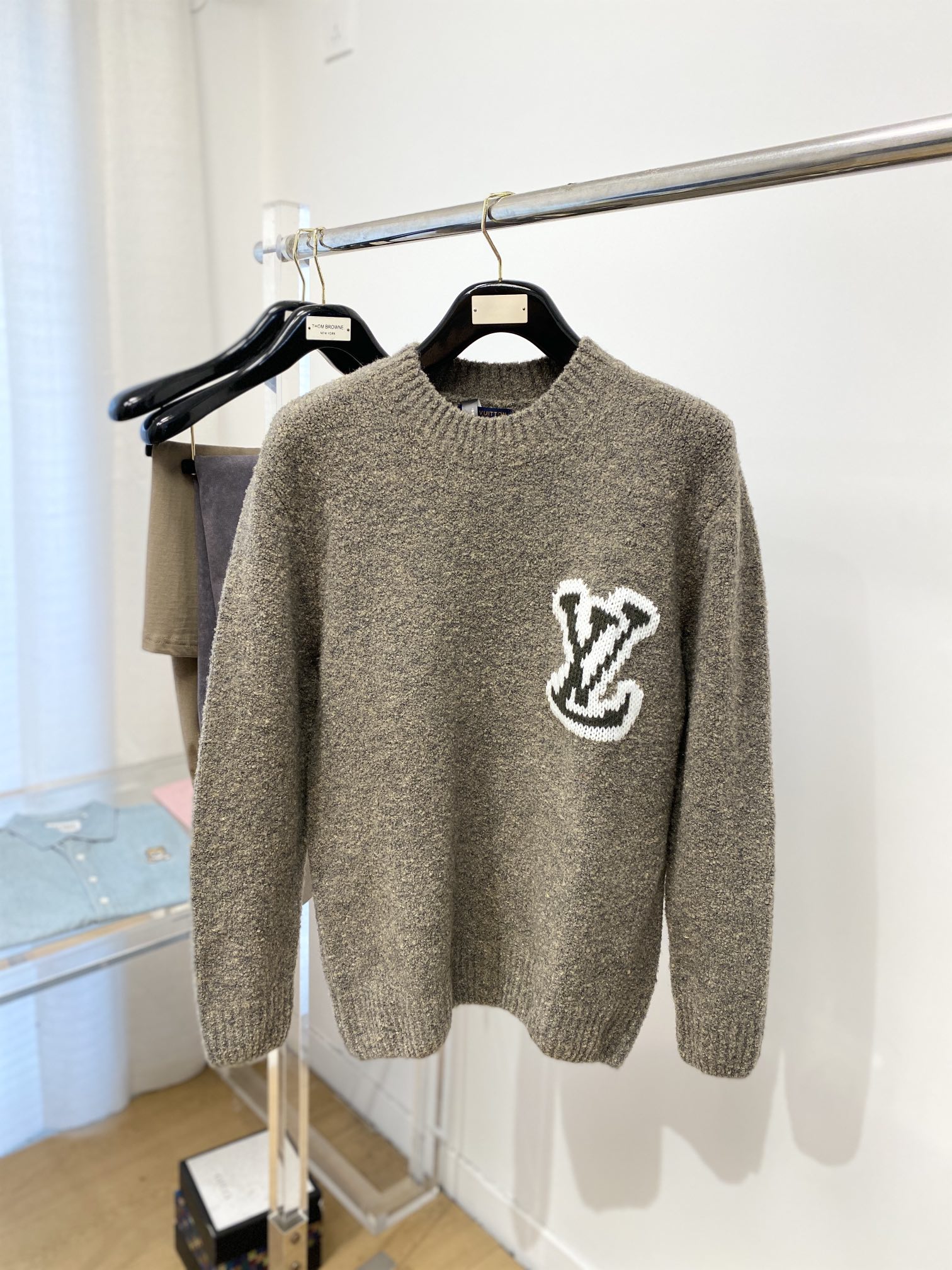 NO:126353,Louis Vuitton, new sweater has a delicate and soft feel, which can directly contact the skin, allowing the heart-warming yarn to create a delicate texture. The top-level craftsmanship is unique and outstanding, the style is simple, generous and exquisite. The three-dimensional tailoring style design makes the whole sweater look youthful and energetic. Recommended autumn and winter outfits are essential. Size S-L,,louis vuitton, sweaters, alexander wang19860909路易威登、新品羊毛衣 具有手感细腻柔软,可直接与肌肤接触,让暖心的纱线变化出细腻的质感,顶级工艺极具特色出彩,款式简约大方精美 立体剪裁的版型设计,让整款毛衣上身尽显青春活力和朝气,推荐款秋冬季穿搭必备.尺码S-L,,louis vuitton,sweaters,alexander wang,Men's clothing