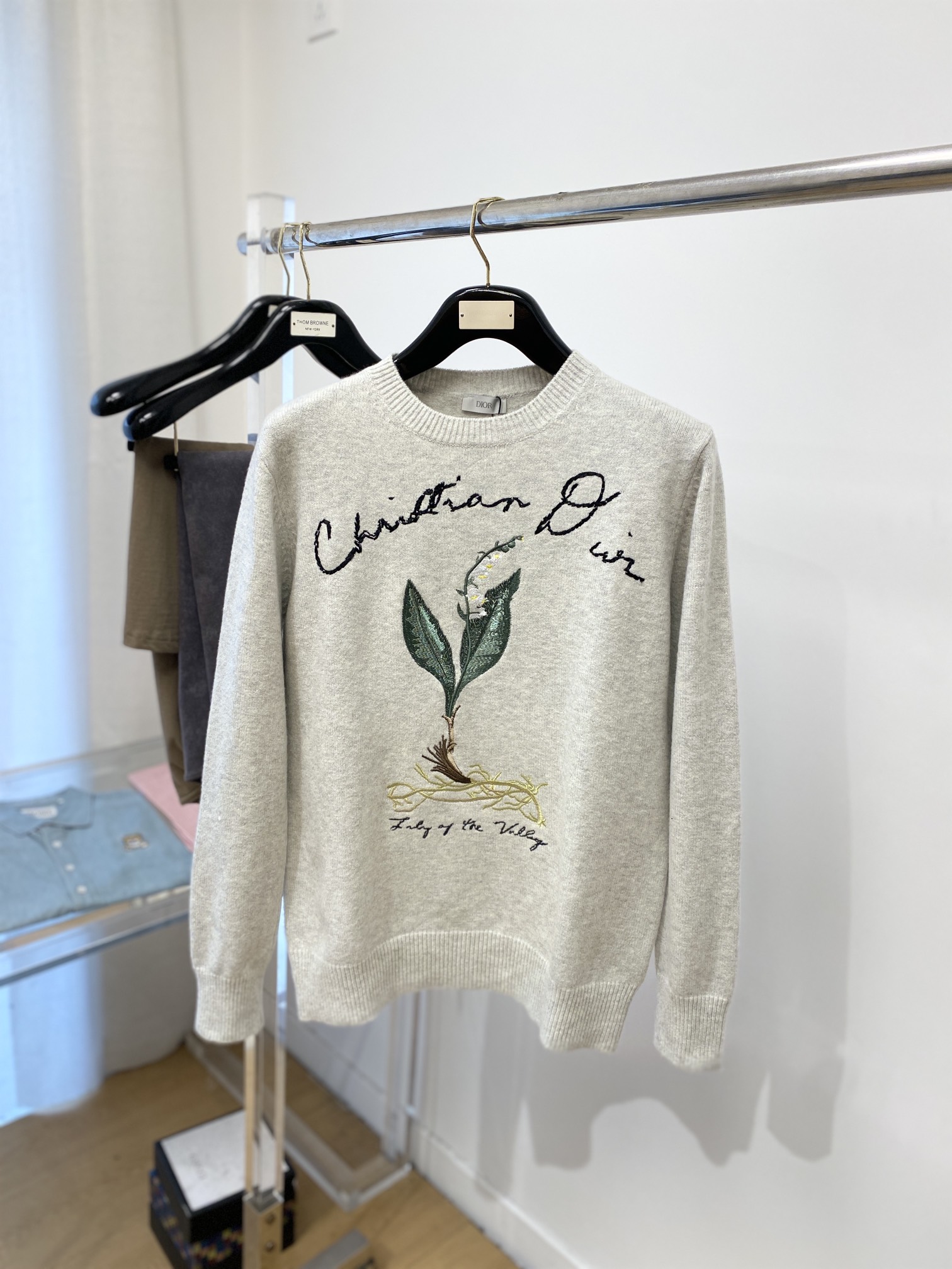 NO:126355,Dior, new sweater has a delicate and soft feel, which can directly contact the skin, allowing the heart-warming yarn to create a delicate texture. The top-level craftsmanship is unique and outstanding, the style is simple, generous and exquisite. The three-dimensional tailoring style design makes the whole sweater look youthful and energetic. Recommended autumn and winter outfits are essential. Size S-L, dior, sweaters, alexander wang19860909迪奥、新品羊毛衣 具有手感细腻柔软,可直接与肌肤接触,让暖心的纱线变化出细腻的质感,顶级工艺极具特色出彩,款式简约大方精美 立体剪裁的版型设计,让整款毛衣上身尽显青春活力和朝气,推荐款秋冬季穿搭必备.尺码S-L,,dior,sweaters,alexander wang,Men's clothing