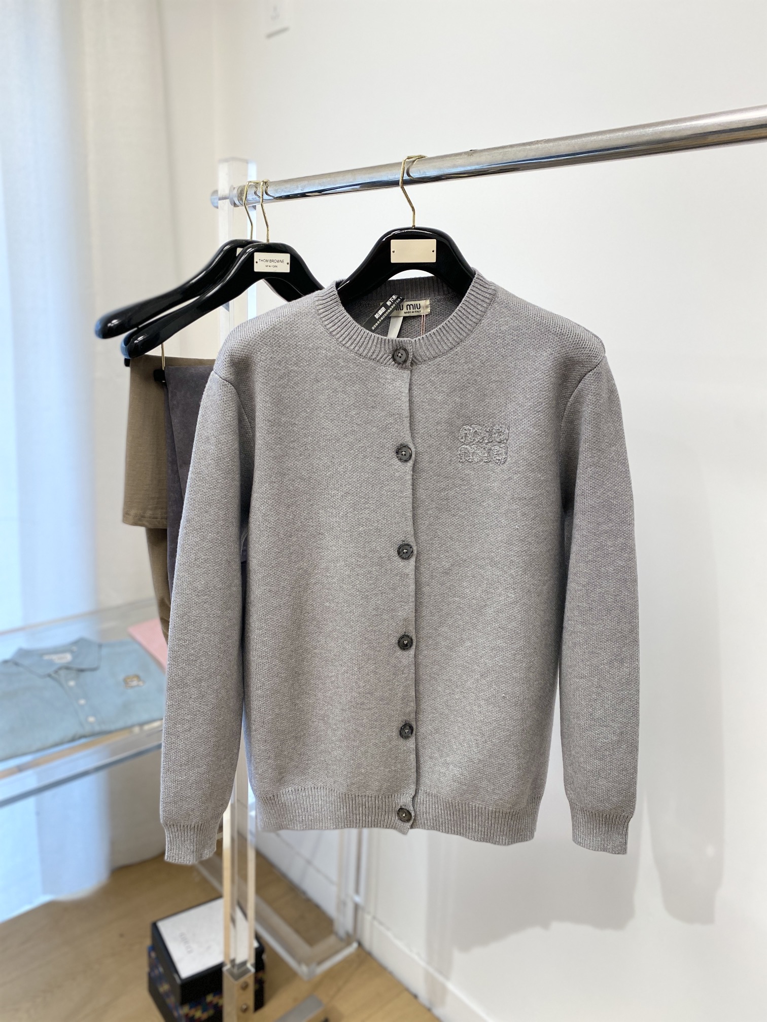 NO:126358,MIU MIU fashion brand, new sweater jacket has a delicate and soft feel, which can directly contact the skin, allowing the heart-warming yarn to create a delicate texture. The top-level craftsmanship is unique and outstanding, the style is simple, generous and exquisite. The three-dimensional tailoring style design makes the whole sweater look youthful and energetic. Recommended autumn and winter outfits are essential. Size S-L,,miumiu, jackets & coats,sweaters,alexander wang19860909MIU MIU时尚潮牌、新品羊毛衣外套 具有手感细腻柔软,可直接与肌肤接触,让暖心的纱线变化出细腻的质感,顶级工艺极具特色出彩,款式简约大方精美 立体剪裁的版型设计,让整款毛衣上身尽显青春活力和朝气,推荐款秋冬季穿搭必备.尺码S-L,,miumiu,jackets & coats,sweaters,alexander wang,Men's clothing