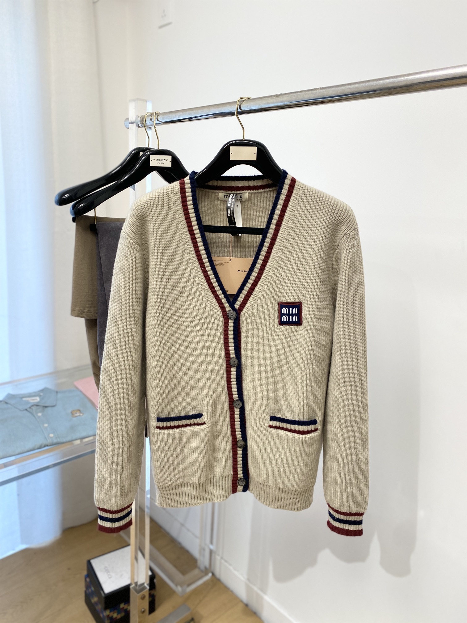 NO:126359,MIU MIU Fashion brand, new cardigan sweater has a delicate and soft feel, which can directly contact the skin, allowing the heart-warming yarn to create a delicate texture. The top-level craftsmanship is unique and outstanding, the style is simple, generous and exquisite. The three-dimensional tailoring style design makes the whole sweater look youthful and energetic. Recommended autumn and winter outfits are essential. Size S-L,,miumiu, sweaters, alexander wang19860909MIU MIU 时尚潮牌、新品开衫毛衣 具有手感细腻柔软,可直接与肌肤接触,让暖心的纱线变化出细腻的质感,顶级工艺极具特色出彩,款式简约大方精美 立体剪裁的版型设计,让整款毛衣上身尽显青春活力和朝气,推荐款秋冬季穿搭必备.尺码S-L,,miumiu,sweaters,alexander wang,Men's clothing