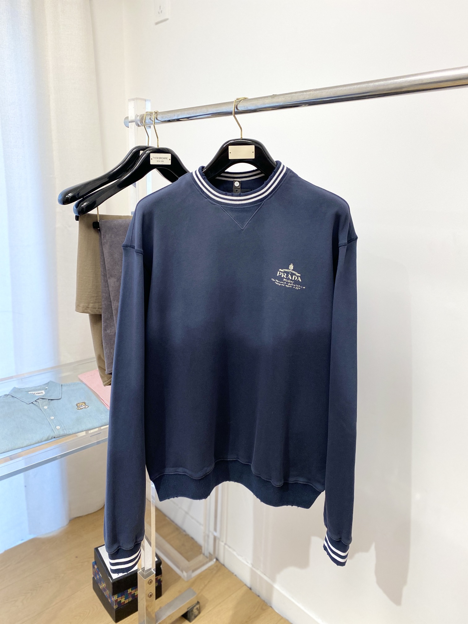 NO:126351,Prada, new sweatshirts, handsome and fashionable, top printed letter logo on the chest, simple and versatile style. Fabric cotton is not only crisp, maintains the trendy silhouette, and is comfortable to wear, and the yarn is more delicate, S-L, prada, hoodie, sweatshirts, alexander wang19860909普拉达、新品卫衣,帅气时尚,胸前顶级印花字母logo,简约百搭款.面料棉 不仅挺括,保持潮流的廓形,又穿着舒适,纱织更细腻,码数S-L,,prada,hoodie,sweatshirts,alexander wang,Men's clothing