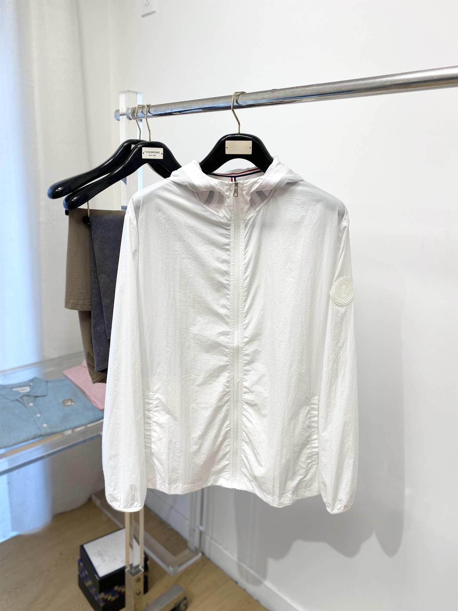 NO:126361,The cover, new sunscreen jacket, fashionable and handsome, cuff embroidered decorative pattern logo, simple and versatile style, customized original fabric, not only crisp, maintains the trendy silhouette, and is comfortable to wear, the yarn weaving is more delicate, S-L, Moncler, jackets & coats, alexander wang19860909蒙口、新品防晒衣外套,时尚帅气,袖口刺绣装饰图案logo,简约百搭款,定制原版面料,不仅挺括,保持潮流的廓形,又穿着舒适,纱织更细腻,码数S-L,,Moncler,jackets & coats,alexander wang,Men's clothing