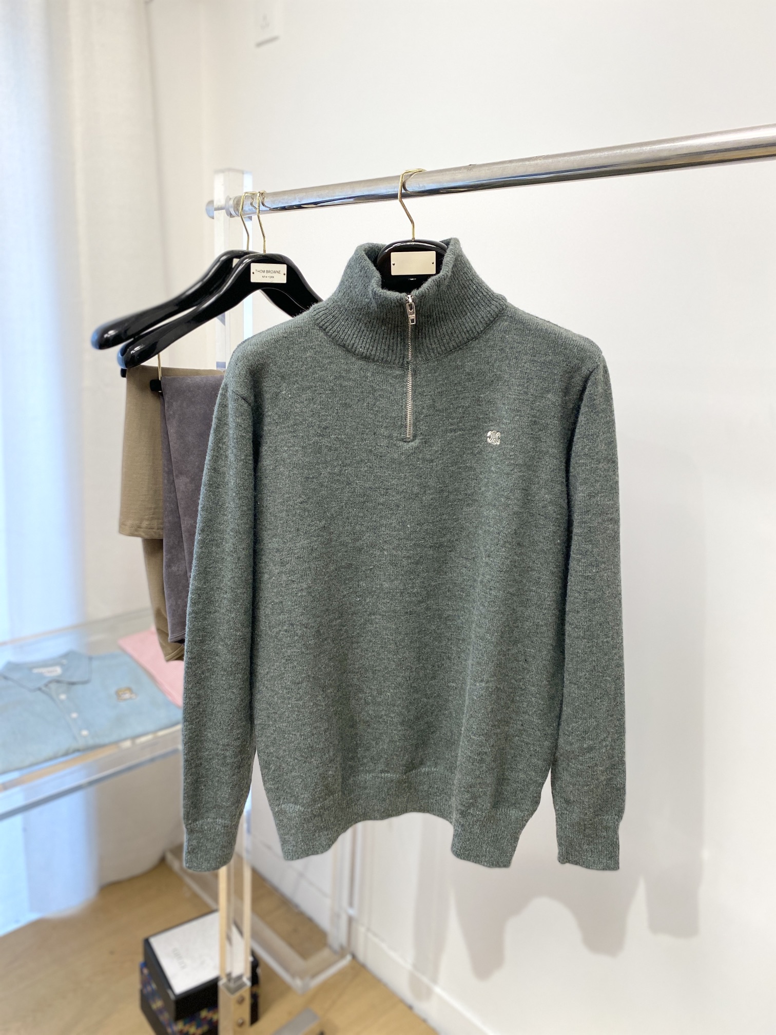 NO:126364,Celine, new turtleneck sweater, has a delicate and soft feel, which can directly contact the skin, allowing the heart-warming yarn to create a delicate texture. The top-level craftsmanship is unique and outstanding, the style is simple, generous and exquisite. The three-dimensional tailoring style design makes the whole sweater look youthful and energetic. Recommended autumn and winter outfits are essential. Size S-L, celine, celine, sweaters, alexander wang19860909Celine 赛琳、新品高领羊毛衣 具有手感细腻柔软,可直接与肌肤接触,让暖心的纱线变化出细腻的质感,顶级工艺极具特色出彩,款式简约大方精美 立体剪裁的版型设计,让整款毛衣上身尽显青春活力和朝气,推荐款秋冬季穿搭必备.尺码S-L,,celine,celine,sweaters,alexander wang,Men's clothing