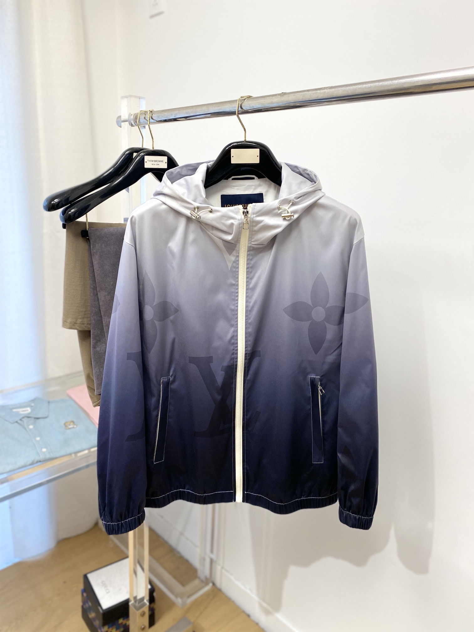 NO:126370,Louis Vuitton, new jacket, fashionable and handsome, simple and versatile, top-grade printed pattern letter logo, customized original fabric, not only crisp, maintains the trendy silhouette, and is comfortable to wear, and the yarn is more delicate, the number M-3XL, louis vuitton, jackets & coats, jackets & coats, alexander wang19860909路易威登、新品夹克外套,时尚帅气,简约百搭款,顶级印花图案字母logo,定制原版面料,不仅挺括,保持潮流的廓形,又穿着舒适,纱织更细腻,码数M-3XL,,louis vuitton,jackets & coats,jackets & coats,alexander wang,Men's clothing