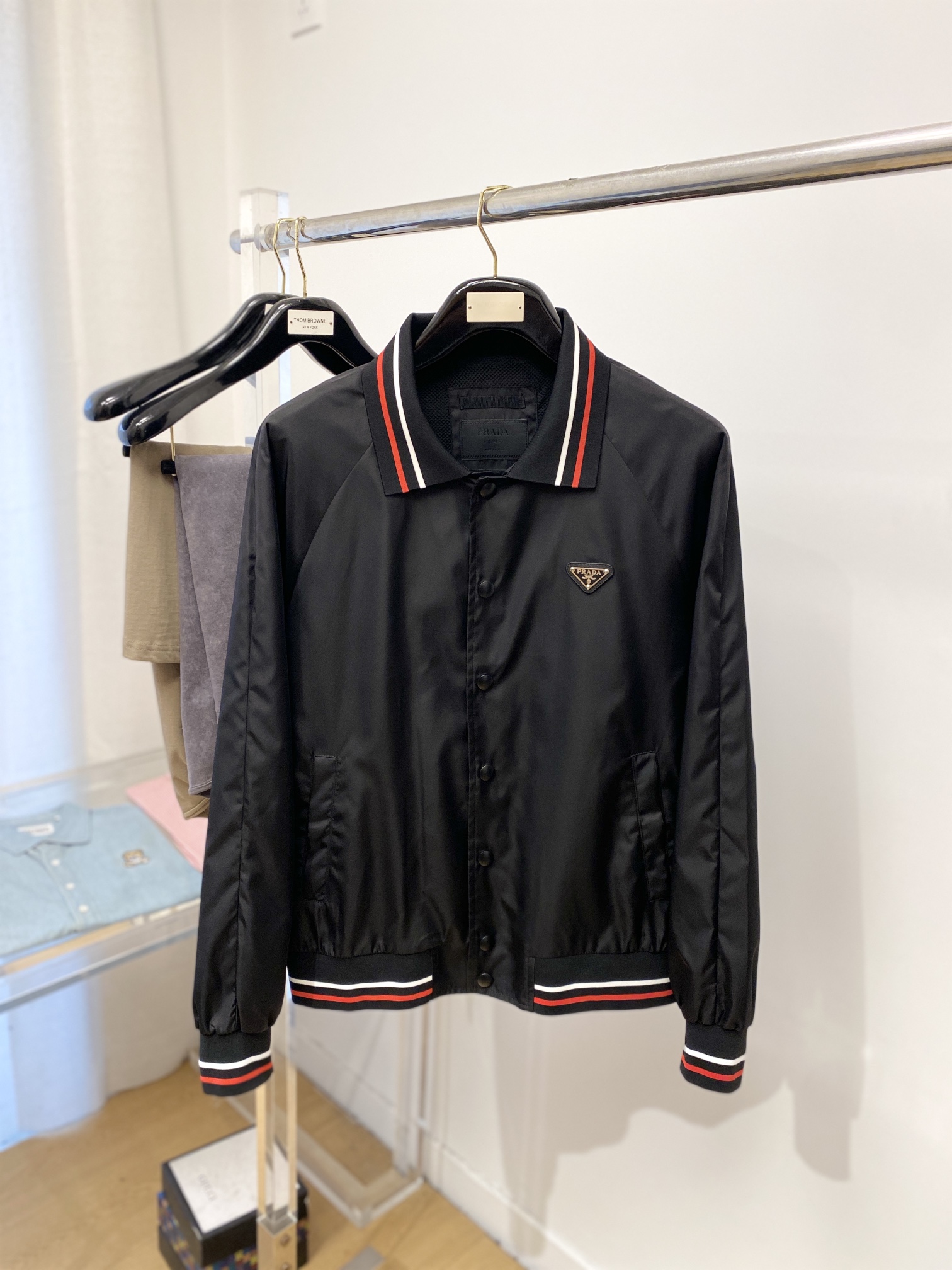 NO:126373,Prada, new jacket, fashionable and handsome, simple and versatile style, chest hardware decorative triangle logo, customized original fabric, not only crisp, maintains the trendy silhouette, and is comfortable to wear, the yarn weaving is more delicate, the number M-3XL, prada, jackets & coats, jackets & coats, alexander wang19860909普拉达、新品夹克外套,时尚帅气,简约百搭款,胸前五金装饰三角标logo,定制原版面料,不仅挺括,保持潮流的廓形,又穿着舒适,纱织更细腻,码数M-3XL,,prada,jackets & coats,jackets & coats,alexander wang,Men's clothing