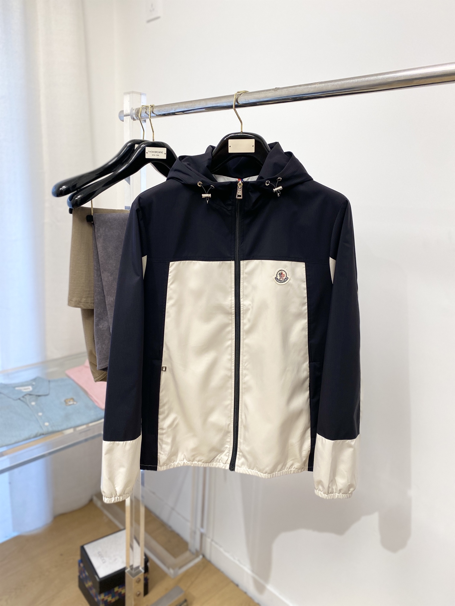 NO:126376,The cover, new jacket, fashionable and handsome, simple and versatile style, chest embroidery decorative pattern logo, customized original fabric, not only crisp, maintains the trendy silhouette, and is comfortable to wear, the yarn weaving is more delicate, the number M-3XL, Moncler, jackets & coats, jackets & coats, alexander wang19860909蒙口、新品夹克外套,时尚帅气,简约百搭款,胸前刺绣装饰图案logo,定制原版面料,不仅挺括,保持潮流的廓形,又穿着舒适,纱织更细腻,码数M-3XL,,Moncler,jackets & coats,jackets & coats,alexander wang,Men's clothing