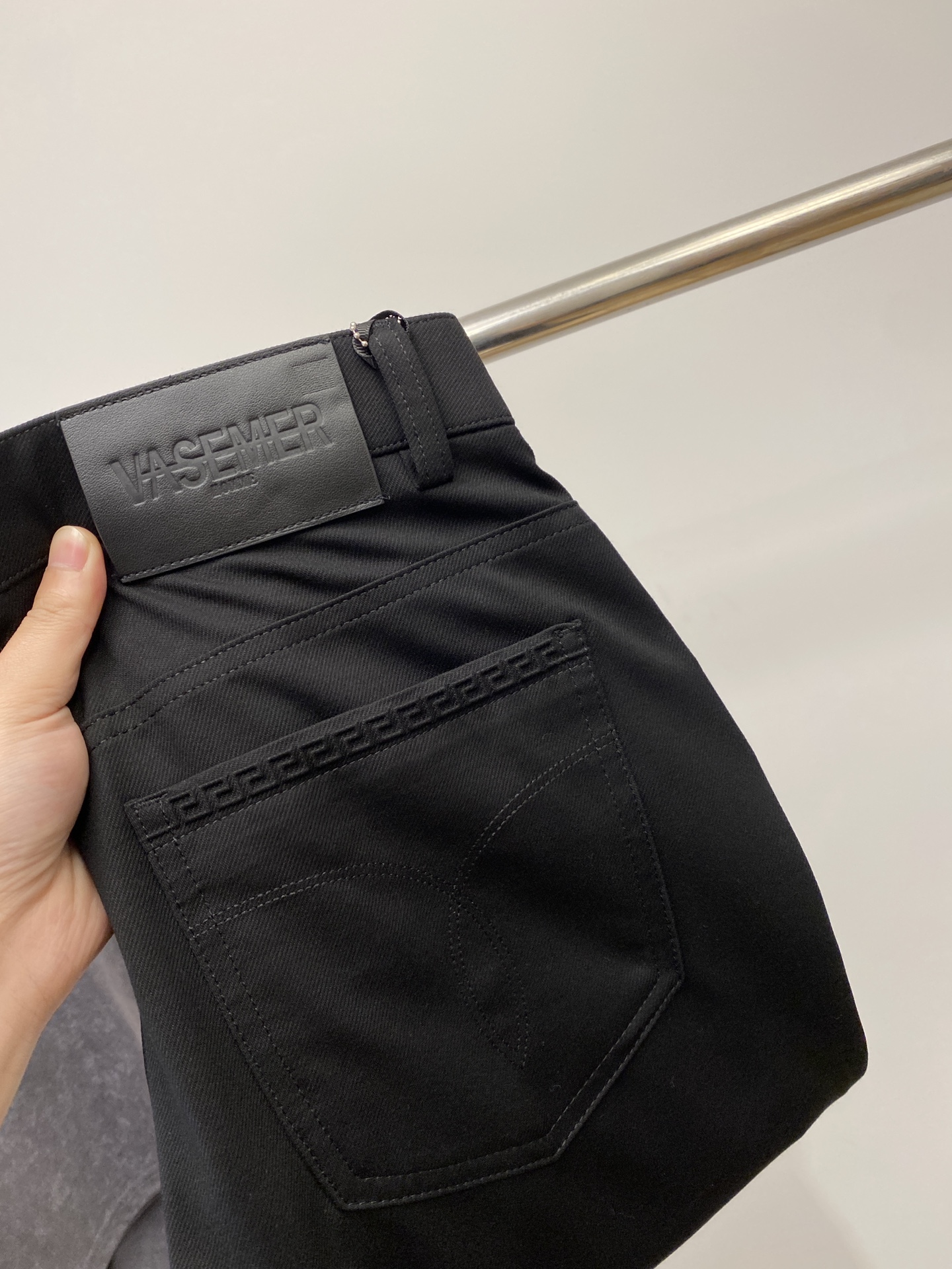 NO:126379,Versace, new men's casual trousers, soft and delicate, breathable and sweat-absorbing, and the upper body is comfortable and has a super good style. The pants are designed atmospheric and upscale!  Pockets on both sides, original hardware and accessories, simple and atmospheric, number 28-38, versace, alexander wang19860909范思哲、新款男士休闲西裤 手感柔软细腻,透气吸汗,上身舒适版型超好,裤子设计大气上档次！两边口袋,原版五金辅料,简单大气,码数28-38,,versace,alexander wang,Men's clothing