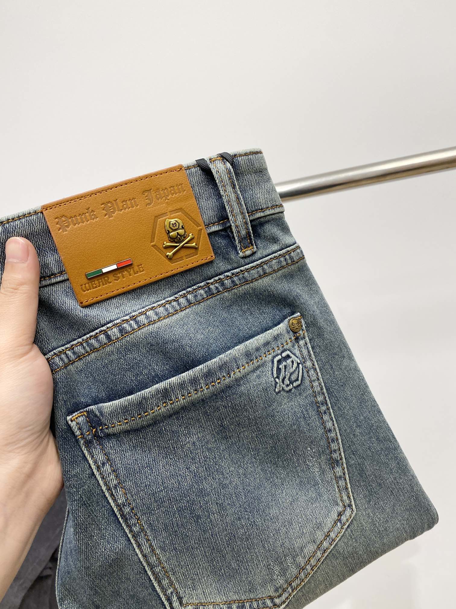 NO:126384,PP, latest products, special counters are available at the same time, original single-order goods, water-washed casual jeans, imported original washing elastic fabric, comfortable and elastic, original hardware and auxiliary decorative logo, super positive style, extremely high grade, counter quality, fashionable and stylish upper body, 28-38, jeans, alexander wang19860909PP、最新品,专柜同步有售,原单狠货,水洗休闲牛仔裤,进口原版水洗弹力面料,舒适有弹性,原版五金辅料装饰logo,版型超正,档次极高,专柜品质,上身时尚有型,码数28-38,,jeans,alexander wang,Men's clothing