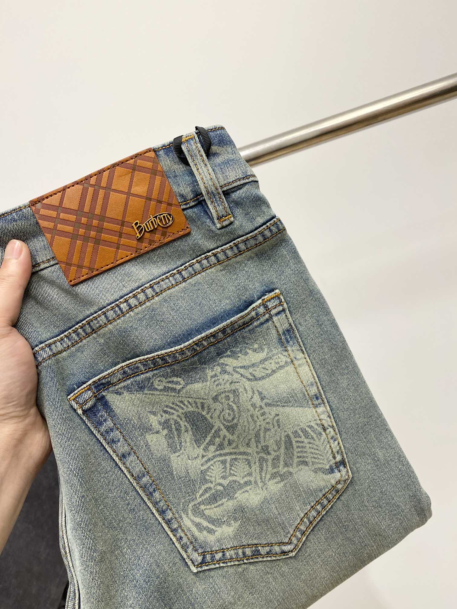 NO:126360,Burberry, the latest products, the counter is available at the same time, original single-order goods, water-washed casual jeans, imported original washing elastic fabric, comfortable and elastic, original hardware and auxiliary decorative logo, super positive style, extremely high grade, counter quality, fashionable and stylish upper body, 28-38, burberry, jeans, alexander wang19860909巴宝莉、最新品,专柜同步有售,原单狠货,水洗休闲牛仔裤,进口原版水洗弹力面料,舒适有弹性,原版五金辅料装饰logo,版型超正,档次极高,专柜品质,上身时尚有型,码数28-38,,burberry,jeans,alexander wang,Men's clothing