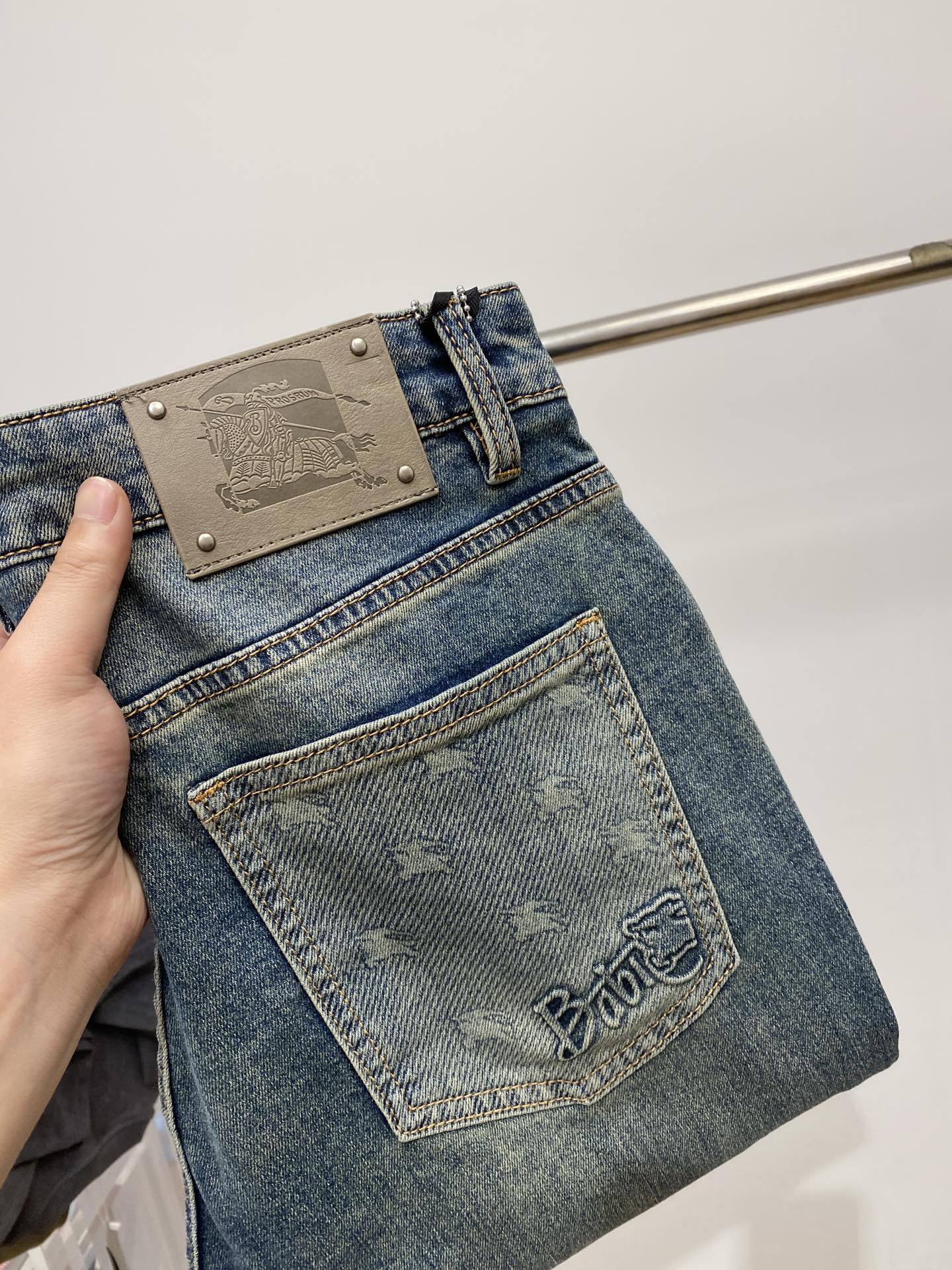 NO:126385,Burberry, the latest products, the counter is available at the same time, original single-order goods, water-washed casual jeans, imported original washing elastic fabric, comfortable and elastic, original hardware and auxiliary decorative logo, super positive style, extremely high grade, counter quality, fashionable and stylish upper body, 28-38, burberry, jeans, alexander wang19860909巴宝莉、最新品,专柜同步有售,原单狠货,水洗休闲牛仔裤,进口原版水洗弹力面料,舒适有弹性,原版五金辅料装饰logo,版型超正,档次极高,专柜品质,上身时尚有型,码数28-38,,burberry,jeans,alexander wang,Men's clothing