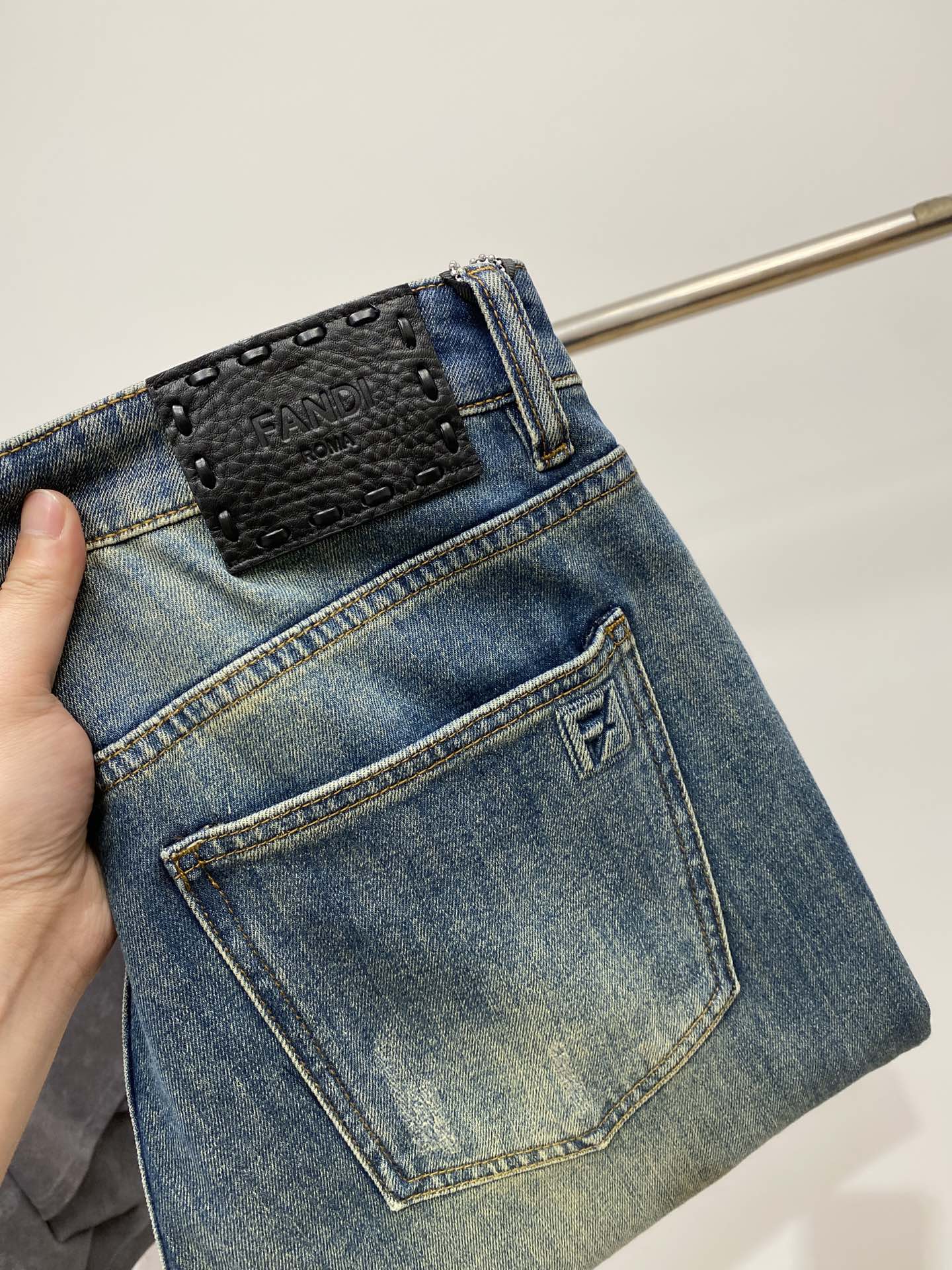 NO:126367,Fendi, the latest products, the counter is available at the same time, original single-order goods, water-washed casual jeans, imported original washing elastic fabric, comfortable and elastic, original hardware and auxiliary decorative logo, super positive style, extremely high grade, counter quality, fashionable and stylish upper body, 28-38,,fendi, jeans, alexander wang19860909芬迪、最新品,专柜同步有售,原单狠货,水洗休闲牛仔裤,进口原版水洗弹力面料,舒适有弹性,原版五金辅料装饰logo,版型超正,档次极高,专柜品质,上身时尚有型,码数28-38,,fendi,jeans,alexander wang,Men's clothing