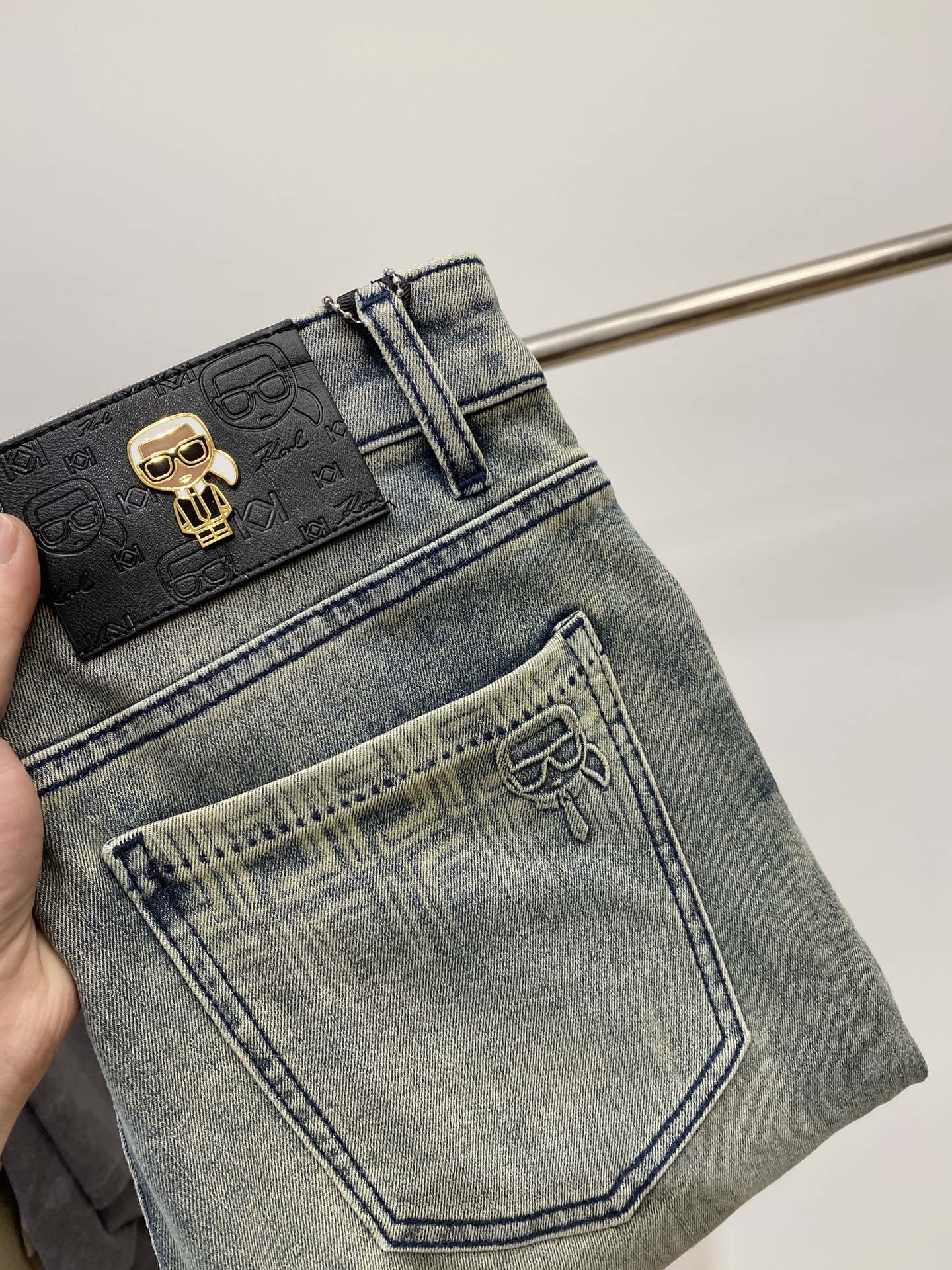 NO:126363,Fendi, the latest products, the counter is available at the same time, original single-order goods, water-washed casual jeans, imported original washing elastic fabric, comfortable and elastic, original hardware and auxiliary decorative logo, super positive style, extremely high grade, counter quality, fashionable and stylish upper body, 28-38,,fendi, jeans, alexander wang19860909芬迪、最新品,专柜同步有售,原单狠货,水洗休闲牛仔裤,进口原版水洗弹力面料,舒适有弹性,原版五金辅料装饰logo,版型超正,档次极高,专柜品质,上身时尚有型,码数28-38,,fendi,jeans,alexander wang,Men's clothing