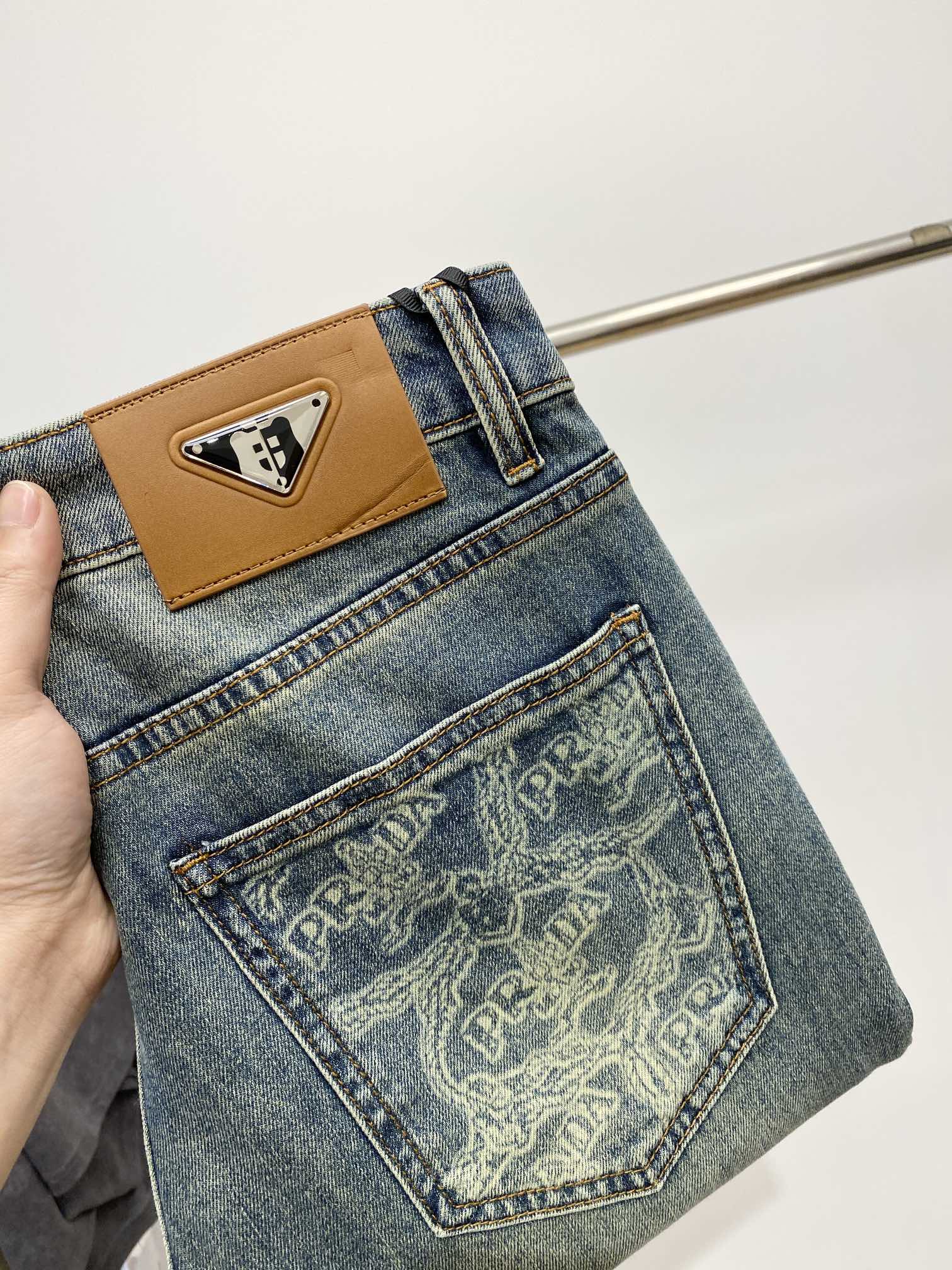 NO:126350,Prada, the latest products, special counters are available at the same time, original singles, washable casual jeans, imported original washable elastic fabric, comfortable and elastic, original hardware and auxiliary decorative logo, super positive style, extremely high grade, counter quality, fashionable and stylish upper body, 28-38, prada, jeans, alexander wang19860909普拉达、最新品,专柜同步有售,原单狠货,水洗休闲牛仔裤,进口原版水洗弹力面料,舒适有弹性,原版五金辅料装饰logo,版型超正,档次极高,专柜品质,上身时尚有型,码数28-38,,prada,jeans,alexander wang,Men's clothing