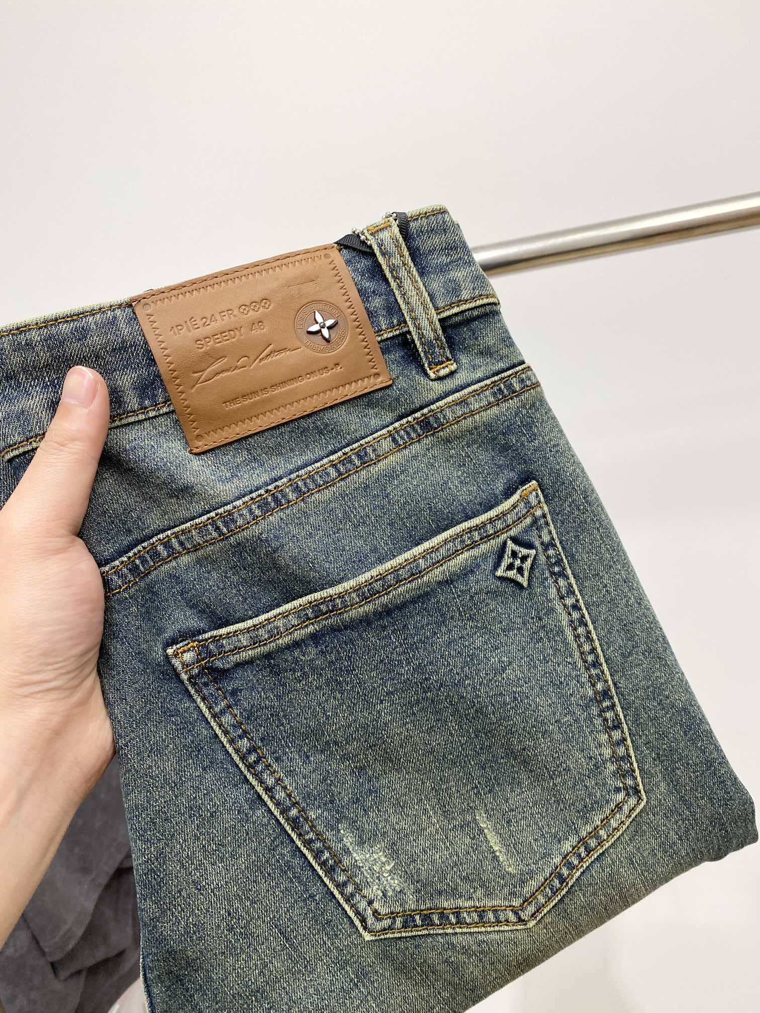 NO:126369,LV, latest products, special counters are available at the same time, original single-order goods, water-washed casual jeans, imported original washing elastic fabric, comfortable and elastic, original hardware and auxiliary decorative logo, super positive style, extremely high grade, counter quality, fashionable and stylish upper body, 28-38,,louis vuitton, jeans, alexander wang19860909LV、最新品,专柜同步有售,原单狠货,水洗休闲牛仔裤,进口原版水洗弹力面料,舒适有弹性,原版五金辅料装饰logo,版型超正,档次极高,专柜品质,上身时尚有型,码数28-38,,louis vuitton,jeans,alexander wang,Men's clothing