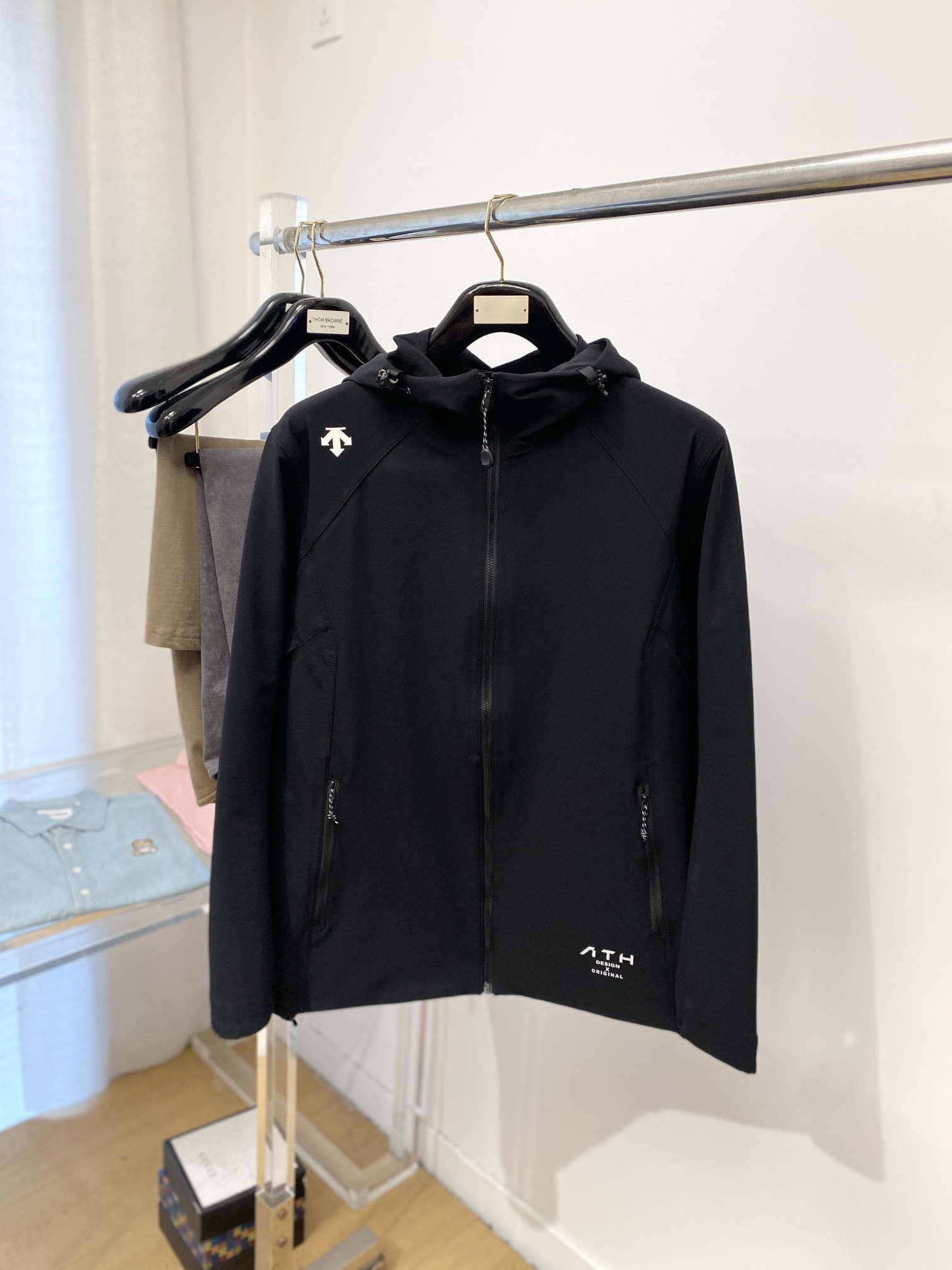 NO:126407,DESCENTE, new jacket, fashionable and handsome, simple and versatile style, top-grade glue-printed pattern logo on the shoulder, customized original fabric, not only crisp, maintains the trendy silhouette, and is comfortable to wear, and the yarn is more delicate, the number M-3XL,, jackets & coats, jackets & coats, alexander wang19860909DESCENTE迪桑特、新品夹克外套,时尚帅气,简约百搭款,肩部顶级印胶图案logo,定制原版面料,不仅挺括,保持潮流的廓形,又穿着舒适,纱织更细腻,码数M-3XL,,jackets & coats,jackets & coats,alexander wang,Men's clothing