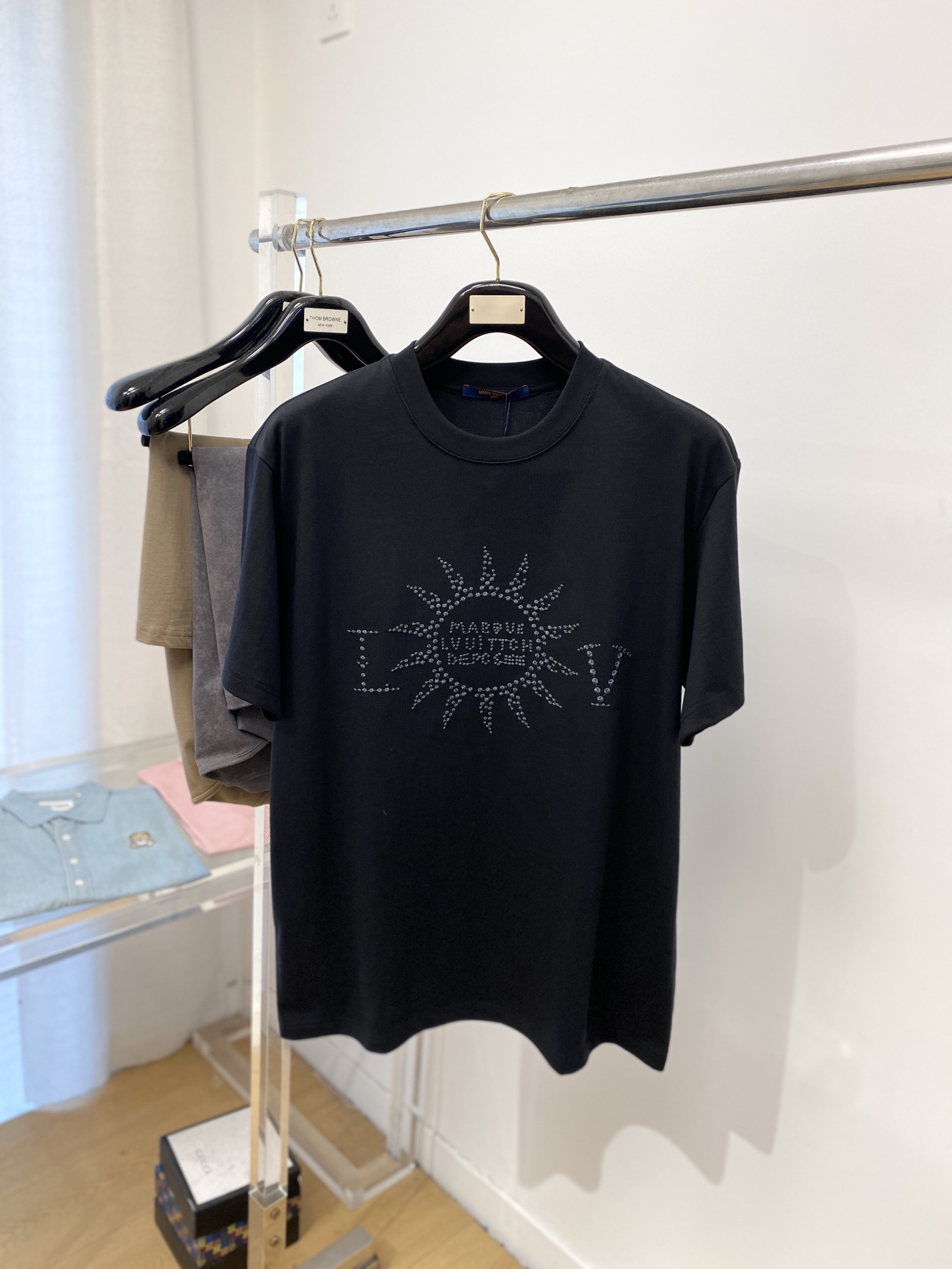 NO:126405,Louis Vuitton, the latest short-sleeved T-shirt, handsome and fashionable, chest embroidered pattern letter logo, simple and versatile style. Fabric cotton is not only crisp, maintains the trendy silhouette, and is comfortable to wear, and the yarn is more delicate, the number XS-L,,louis vuitton, T-shirt,tees, t-shirt,alexander wang19860909路易威登、最新款短袖T恤,帅气时尚,胸前刺绣图案字母logo,简约百搭款.面料棉 不仅挺括,保持潮流的廓形,又穿着舒适,纱织更细腻,码数XS-L,,louis vuitton,T-shirt,tees，t-shirt,alexander wang,Men's clothing