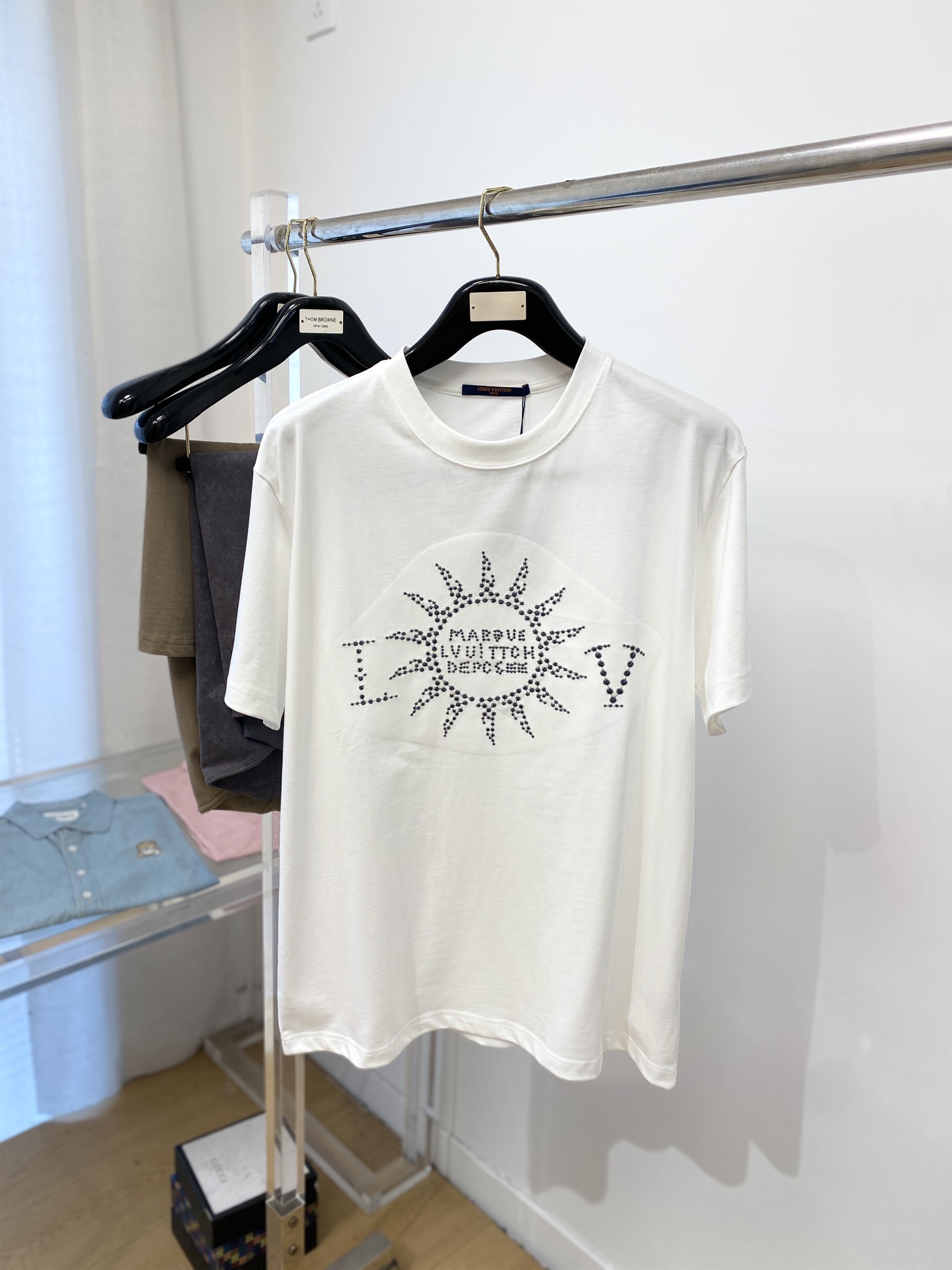 NO:126401,Louis Vuitton, the latest short-sleeved T-shirt, handsome and fashionable, chest embroidered pattern letter logo, simple and versatile style. Fabric cotton is not only crisp, maintains the trendy silhouette, and is comfortable to wear, and the yarn is more delicate. The number of codes XS-L, louis vuitton, loro piana, T-shirt, tees, t-shirt, alexander wang19860909路易威登、最新款短袖T恤,帅气时尚,胸前刺绣图案字母logo,简约百搭款.面料棉 不仅挺括,保持潮流的廓形,又穿着舒适,纱织更细腻,码数XS-L,,louis vuitton,loro piana,T-shirt,tees，t-shirt,alexander wang,Men's clothing