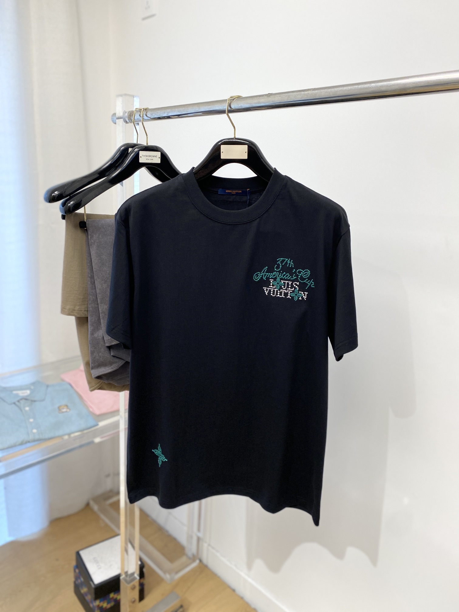 NO:126399,Louis Vuitton, the latest short-sleeved T-shirt, handsome and fashionable, exquisite embroidered pattern letter logo on the chest, simple and versatile style. Fabric cotton is not only crisp, maintains the trendy silhouette, and is comfortable to wear, and the yarn is more delicate, the number XS-L,,louis vuitton, T-shirt,tees, t-shirt,alexander wang19860909路易威登、最新款短袖T恤,帅气时尚,胸前精致刺绣图案字母logo,简约百搭款.面料棉 不仅挺括,保持潮流的廓形,又穿着舒适,纱织更细腻,码数XS-L,,louis vuitton,T-shirt,tees，t-shirt,alexander wang,Men's clothing