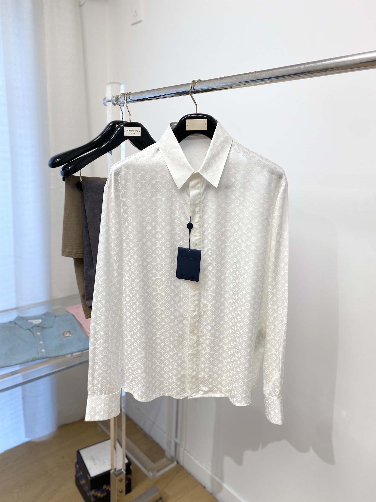 NO:126397,Louis Vuitton, new shirts, fashionable and handsome, simple and versatile, customized original fabric, not only crisp, maintains the trendy silhouette, but also comfortable to wear, the yarn weaving is more delicate, the size M- XXXL,,louis vuitton,shirts,alexander wang19860909路易威登、新品衬衫,时尚帅气,简约百搭款,定制原版面料,不仅挺括,保持潮流的廓形,又穿着舒适,纱织更细腻,码数M- XXXL,,louis vuitton,shirts,alexander wang,Men's clothing
