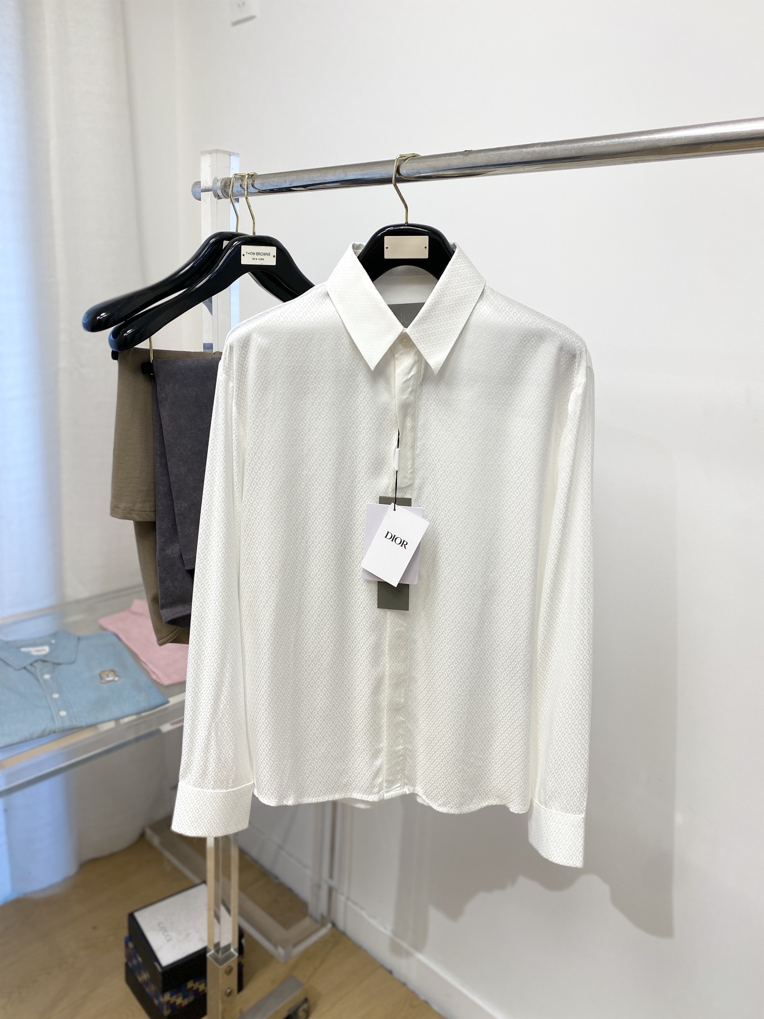 NO:126395,Dior, new shirts, fashionable and handsome, simple and versatile, customized original fabric, not only crisp, maintains the trendy silhouette, but also comfortable to wear, the yarn weaving is more delicate, the number of code M- XXXL,,dior,shirts,alexander wang19860909迪奥、新品衬衫,时尚帅气,简约百搭款,定制原版面料,不仅挺括,保持潮流的廓形,又穿着舒适,纱织更细腻,码数M- XXXL,,dior,shirts,alexander wang,Men's clothing
