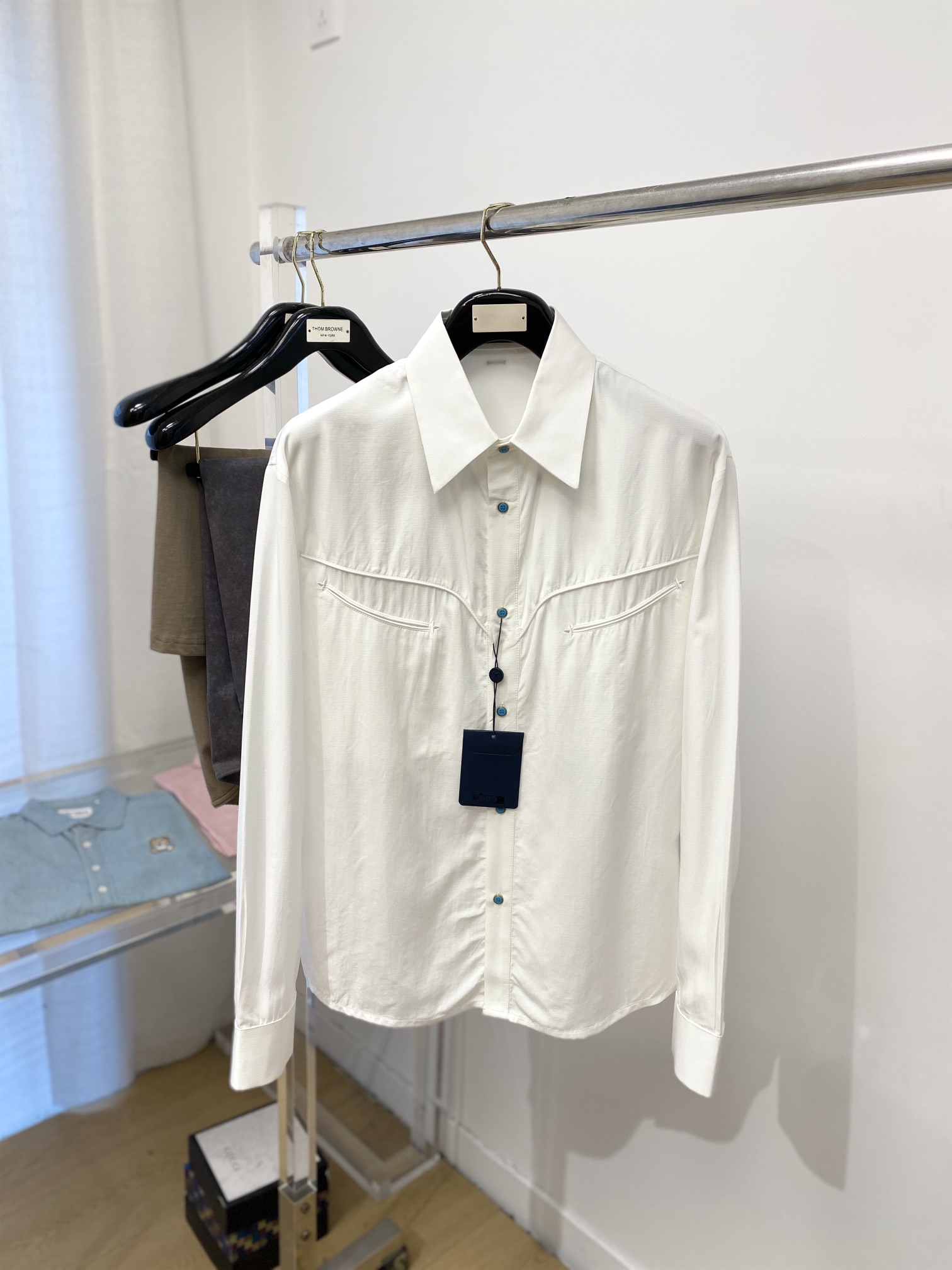 NO:126393,Louis Vuitton, new shirts, fashionable and handsome, simple and versatile, customized original fabric, not only crisp, maintains the trendy silhouette, but also comfortable to wear, the yarn weaving is more delicate, the size M- XXXL,,louis vuitton,shirts,alexander wang19860909路易威登、新品衬衫,时尚帅气,简约百搭款,定制原版面料,不仅挺括,保持潮流的廓形,又穿着舒适,纱织更细腻,码数M- XXXL,,louis vuitton,shirts,alexander wang,Men's clothing