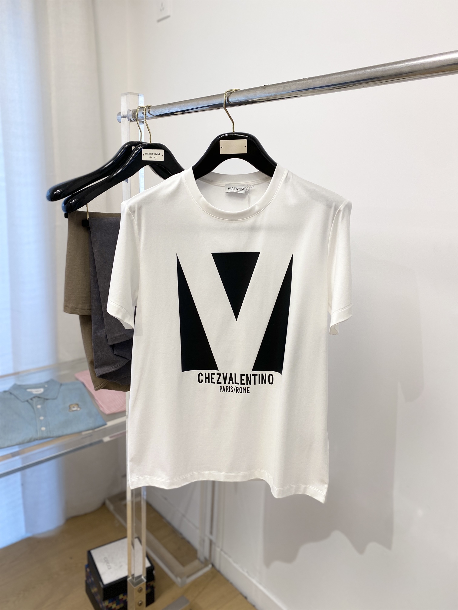 NO:127556,Valentino, the latest short-sleeved T-shirt in 2025, handsome and fashionable, top-grade printed pattern letter logo on the chest, simple and versatile style. The fabric cotton is not only crisp, maintains the trendy silhouette, and is also comfortable to wear, and the yarn is more delicate, the number M-3XL, valentino, T-shirt, tees, t-shirt, alexander wang19860909华伦天奴、2025最新款短袖T恤,帅气时尚,胸前顶级印花图案字母logo,简约百搭款.面料棉 不仅挺括,保持潮流的廓形,又穿着舒适,纱织更细腻,码数M-3XL,,valentino,T-shirt,tees，t-shirt,alexander wang,Men's clothing