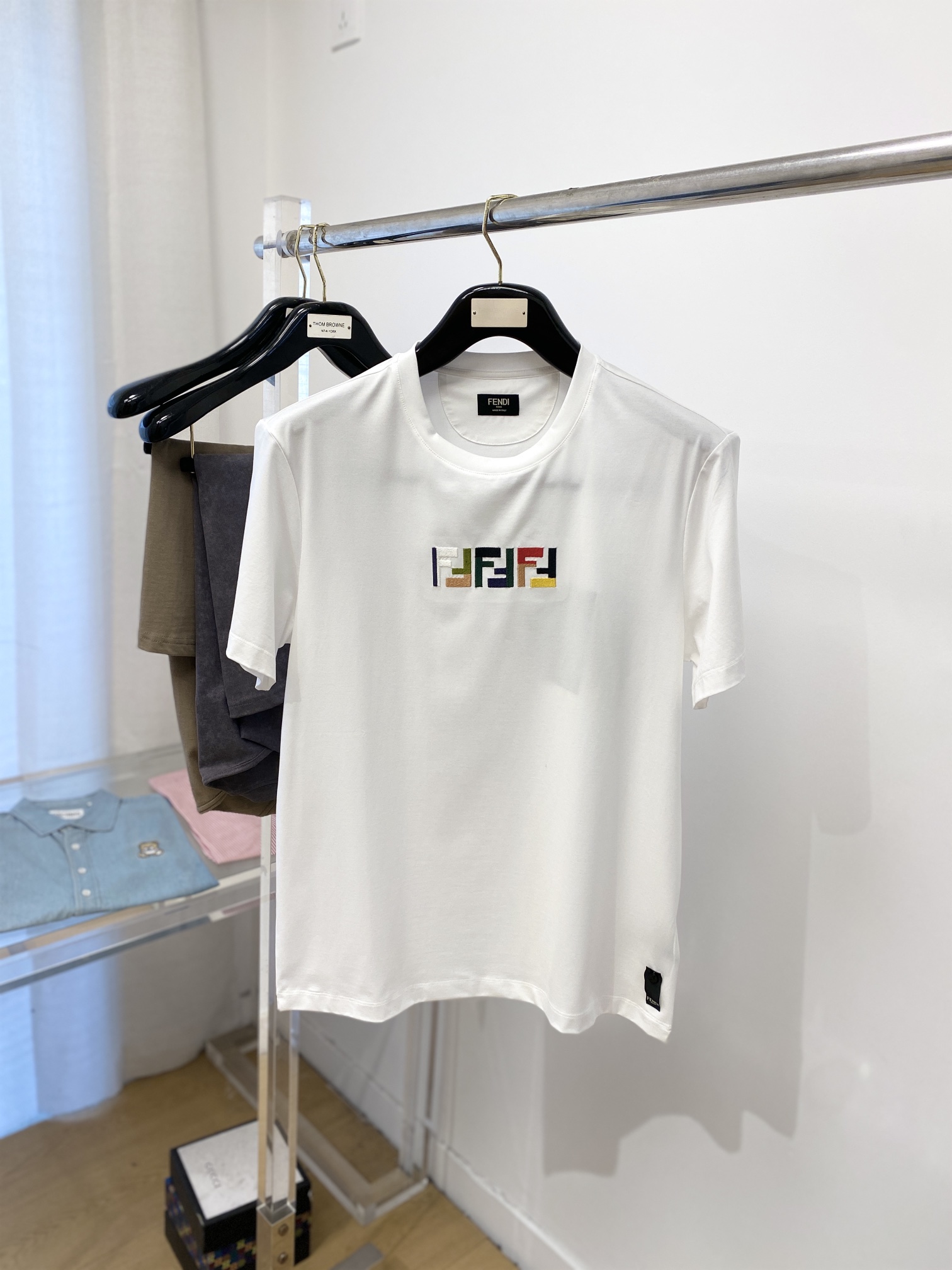 NO:127553,Fendi, the latest short-sleeved T-shirt in 2025, handsome and fashionable, exquisite embroidered letter logo on the chest, simple and versatile style. The fabric cotton is not only crisp, maintains the trendy silhouette, and is comfortable to wear, and the yarn is more delicate, the number M-3XL, fendi, T-shirt, tees, t-shirt, alexander wang19860909芬迪、2025最新款短袖T恤,帅气时尚,胸前精致刺绣字母logo,简约百搭款.面料棉 不仅挺括,保持潮流的廓形,又穿着舒适,纱织更细腻,码数M-3XL,,fendi,T-shirt,tees，t-shirt,alexander wang,Men's clothing