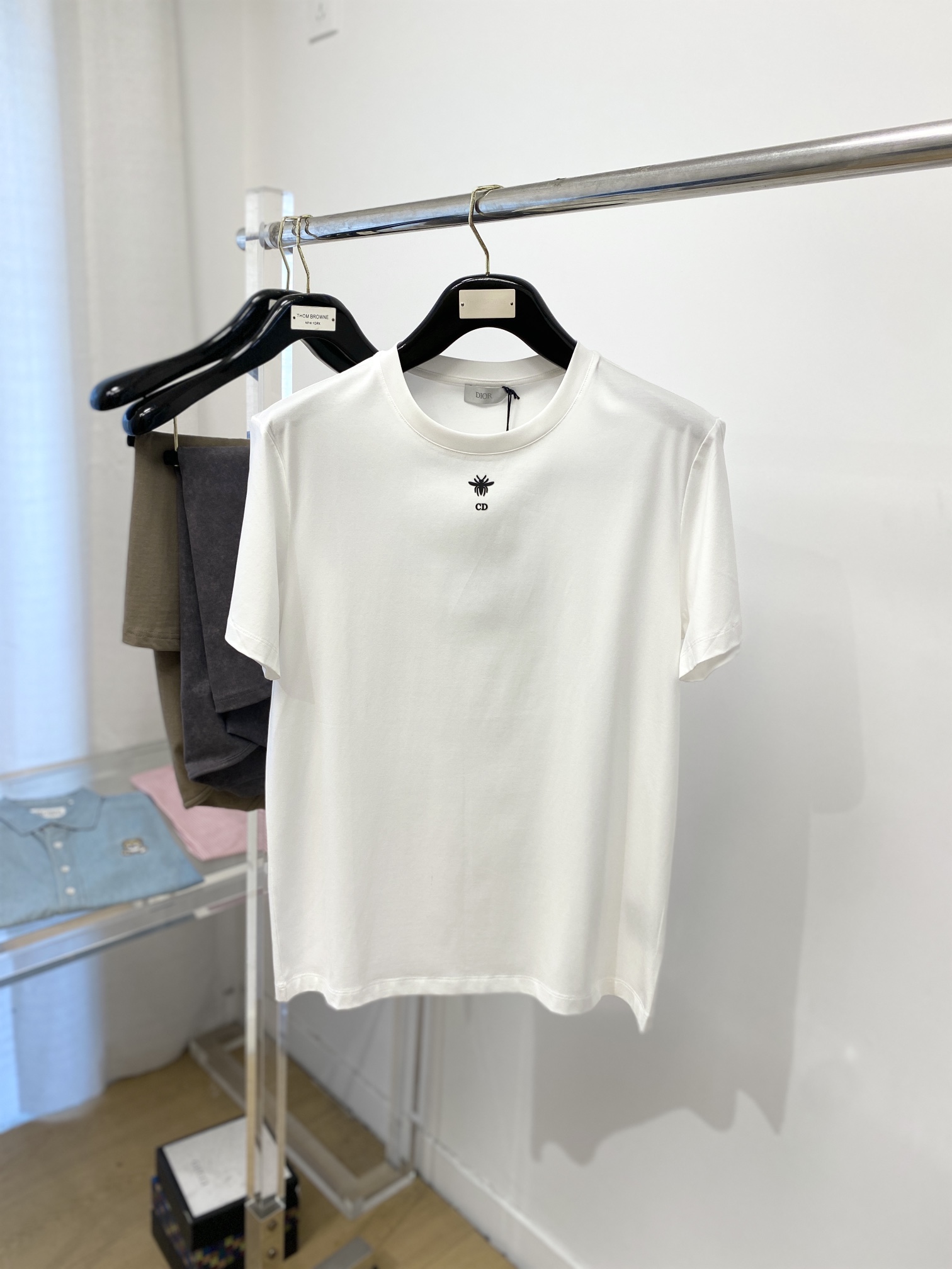 NO:127550,Dior, 2025's latest short-sleeved T-shirt, handsome and fashionable, top-grade glue-printed pattern letter logo on the chest, simple and versatile style. The fabric cotton is not only crisp, maintains the trendy silhouette, but also comfortable to wear, and the yarn is more delicate, the number M-3XL, dior, T-shirt, tees, t-shirt, alexander wang19860909迪奥、2025最新款短袖T恤,帅气时尚,胸口顶级印胶图案字母logo,简约百搭款.面料棉 不仅挺括,保持潮流的廓形,又穿着舒适,纱织更细腻,码数M-3XL,,dior,T-shirt,tees，t-shirt,alexander wang,Men's clothing