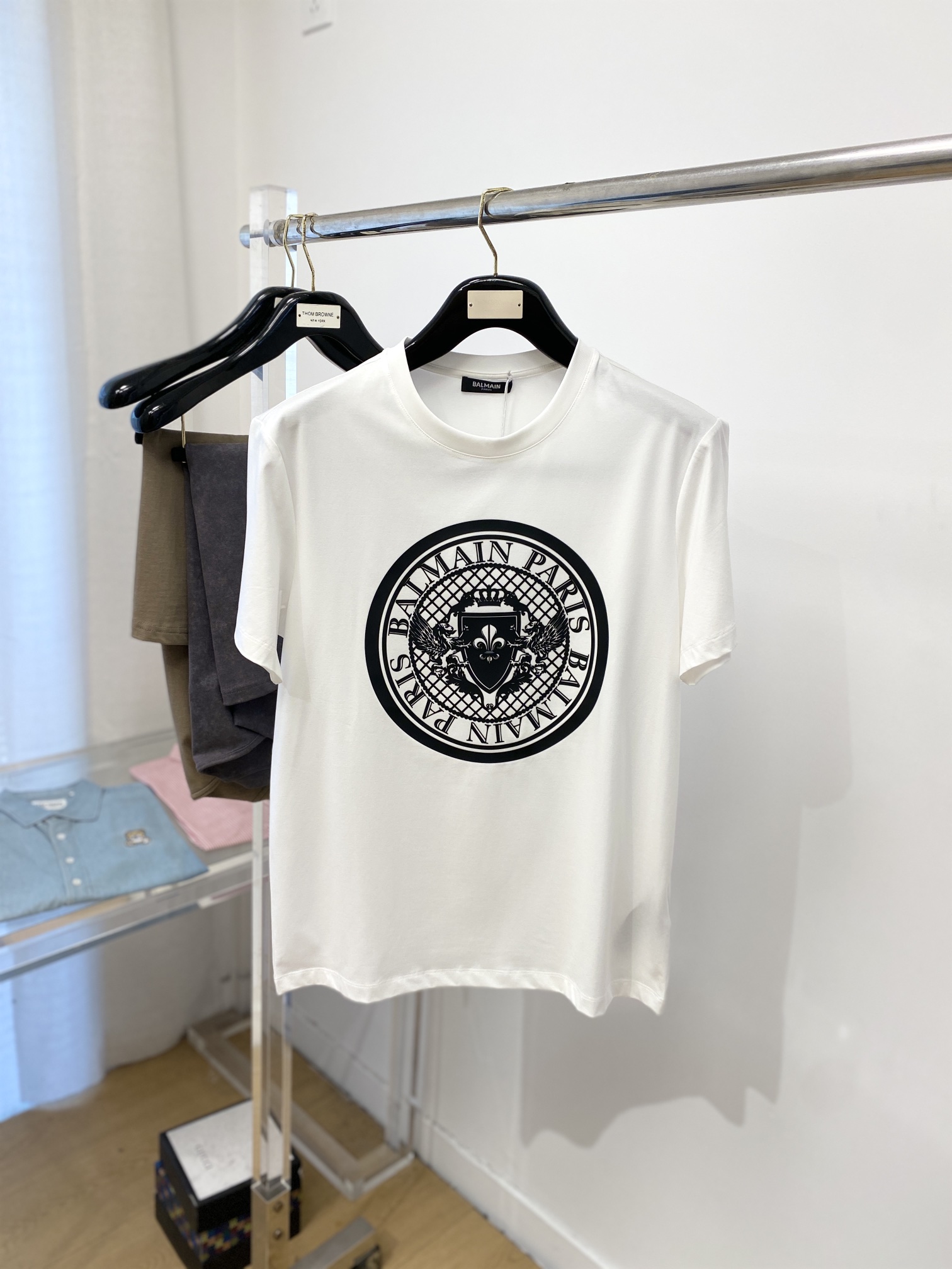 NO:127544,BALMAIN, the latest short-sleeved T-shirt in 2025, handsome and fashionable, top-grade glue-printed letter logo on the chest, simple and versatile style. The fabric cotton is not only crisp, maintains the trendy silhouette, and is comfortable to wear, and the yarn is more delicate, the number M-3XL, balmain, balmain, T-shirt, tees, t-shirt, alexander wang19860909BALMAIN 巴尔曼、2025最新款短袖T恤,帅气时尚,胸前顶级印胶图案字母logo,简约百搭款.面料棉 不仅挺括,保持潮流的廓形,又穿着舒适,纱织更细腻,码数M-3XL,,balmain,balmain,T-shirt,tees，t-shirt,alexander wang,Men's clothing