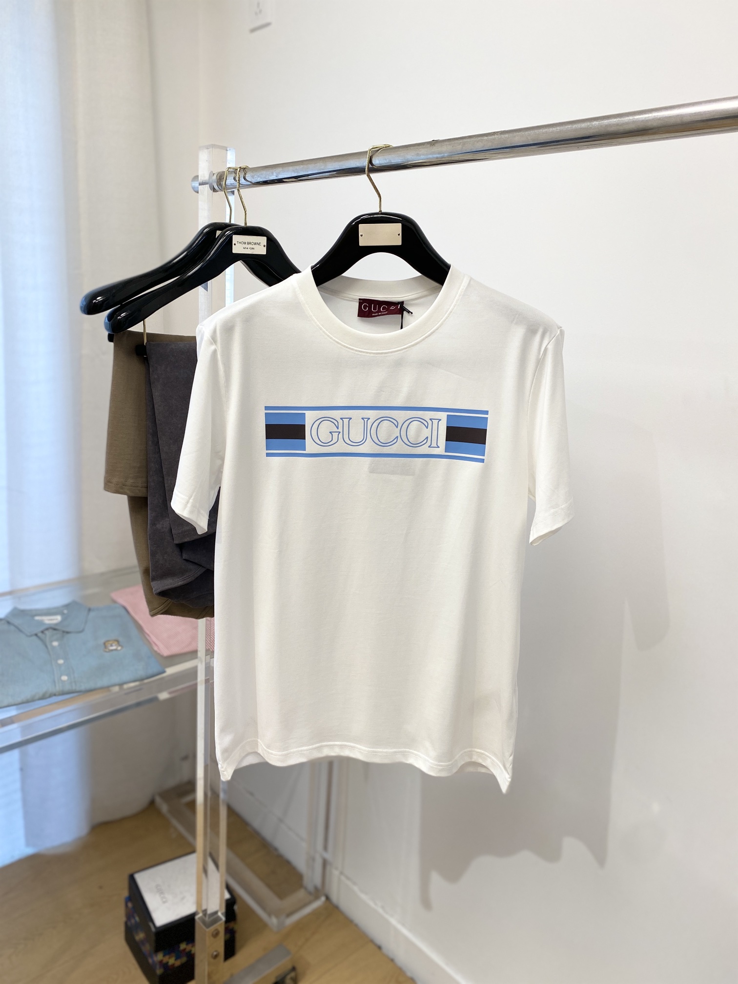 NO:127547,Guqi, the latest short-sleeved T-shirt in 2025, handsome and fashionable, top-grade printed letter logo on the chest, simple and versatile style. The fabric cotton is not only crisp, maintains the trendy silhouette, but also comfortable to wear, and the yarn is more delicate, the number M-3XL, T-shirt,tees, t-shirt,alexander wang19860909古奇、2025最新款短袖T恤,帅气时尚,胸口顶级印花字母logo,简约百搭款.面料棉 不仅挺括,保持潮流的廓形,又穿着舒适,纱织更细腻,码数M-3XL,,T-shirt,tees，t-shirt,alexander wang,Men's clothing