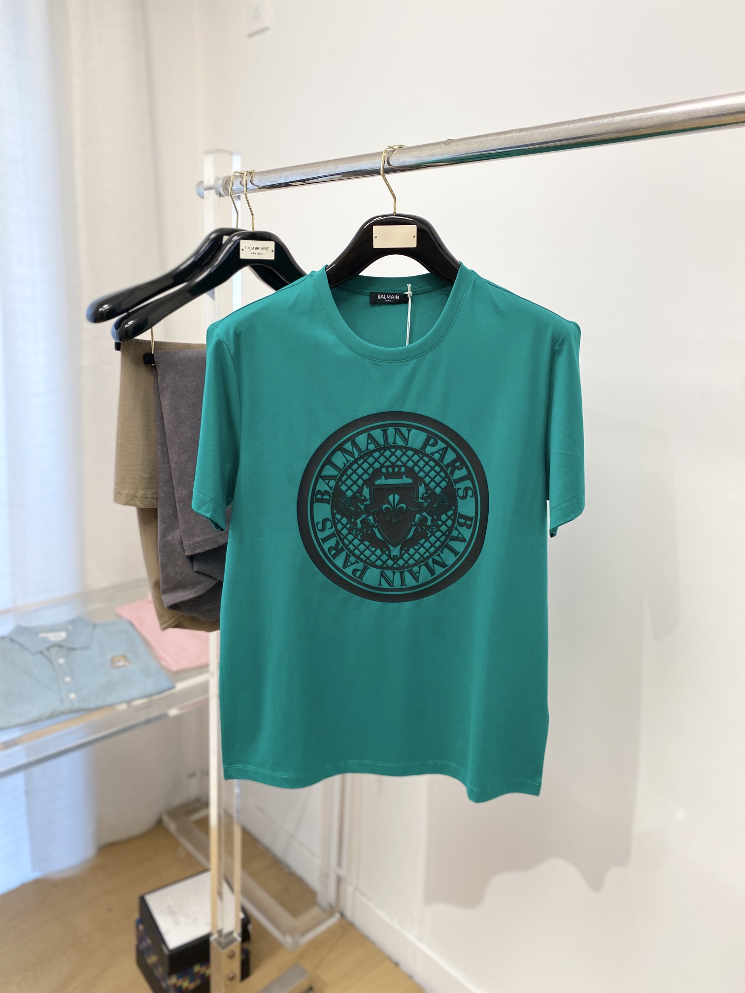 NO:126403,BALMAIN, the latest short-sleeved T-shirt, handsome and fashionable, top-grade glue-printed letter logo on the chest, simple and versatile style. Fabric cotton is not only crisp, maintains a fashionable silhouette, and is comfortable to wear, and the yarn is more delicate, the number M-3XL, balmain, balmain, T-shirt, tees, t-shirt, alexander wang19860909BALMAIN 巴尔曼、最新款短袖T恤,帅气时尚,胸前顶级印胶图案字母logo,简约百搭款.面料棉 不仅挺括,保持潮流的廓形,又穿着舒适,纱织更细腻,码数M-3XL,,balmain,balmain,T-shirt,tees，t-shirt,alexander wang,Men's clothing