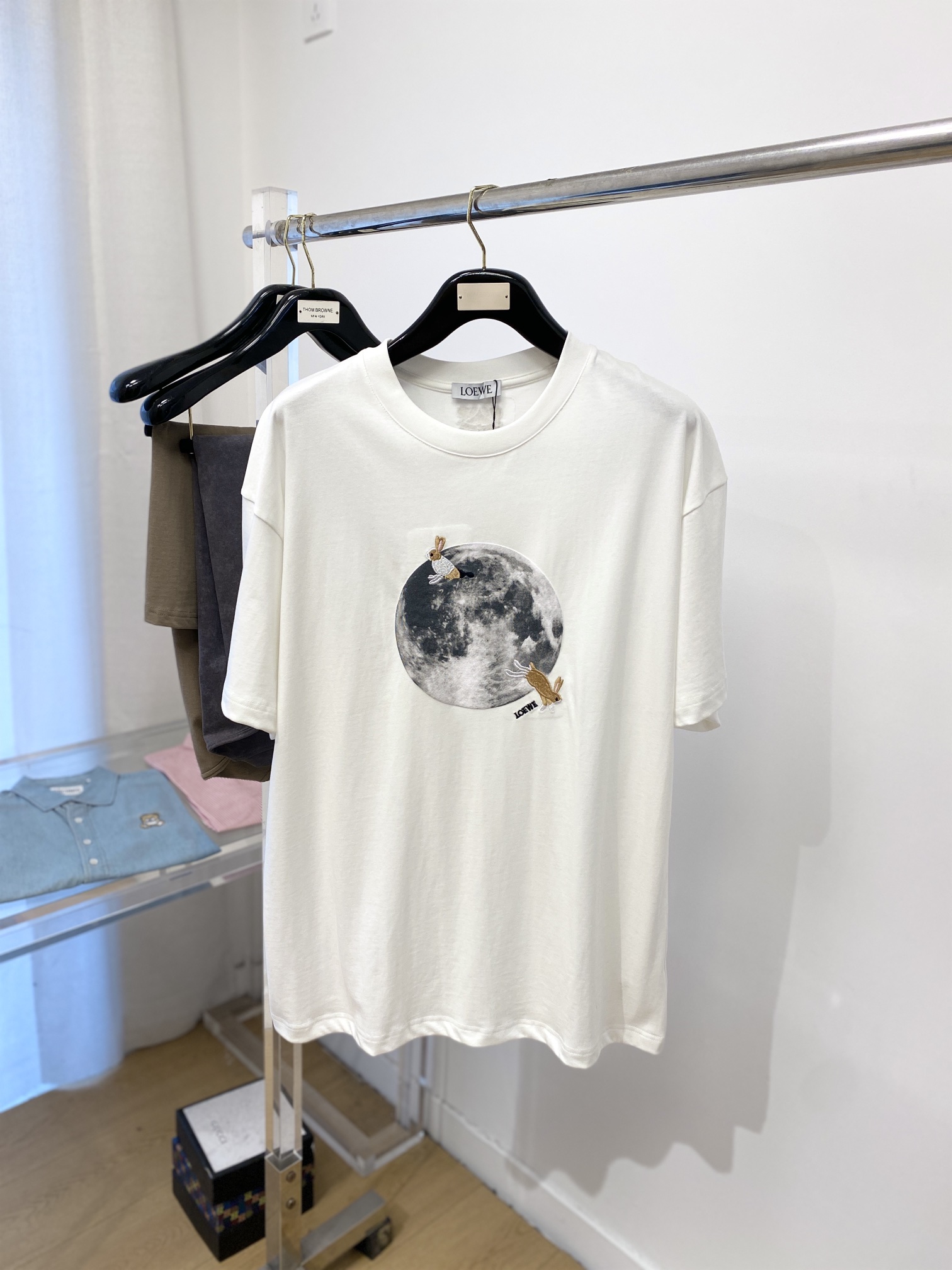 NO:126391,Luo Yiwei, the latest short-sleeved T-shirt, handsome and fashionable, exquisite embroidered pattern letter logo on the chest, simple and versatile style. The fabric cotton is not only crisp, maintains the trendy silhouette, but also comfortable to wear, and the yarn is more delicate, S-XL, loewe, T-shirt, tees, t-shirt, alexander wang19860909罗意威、最新款短袖T恤,帅气时尚,胸前精致刺绣图案字母logo,简约百搭款.面料棉 不仅挺括,保持潮流的廓形,又穿着舒适,纱织更细腻,码数S-XL,,loewe,T-shirt,tees，t-shirt,alexander wang,Men's clothing